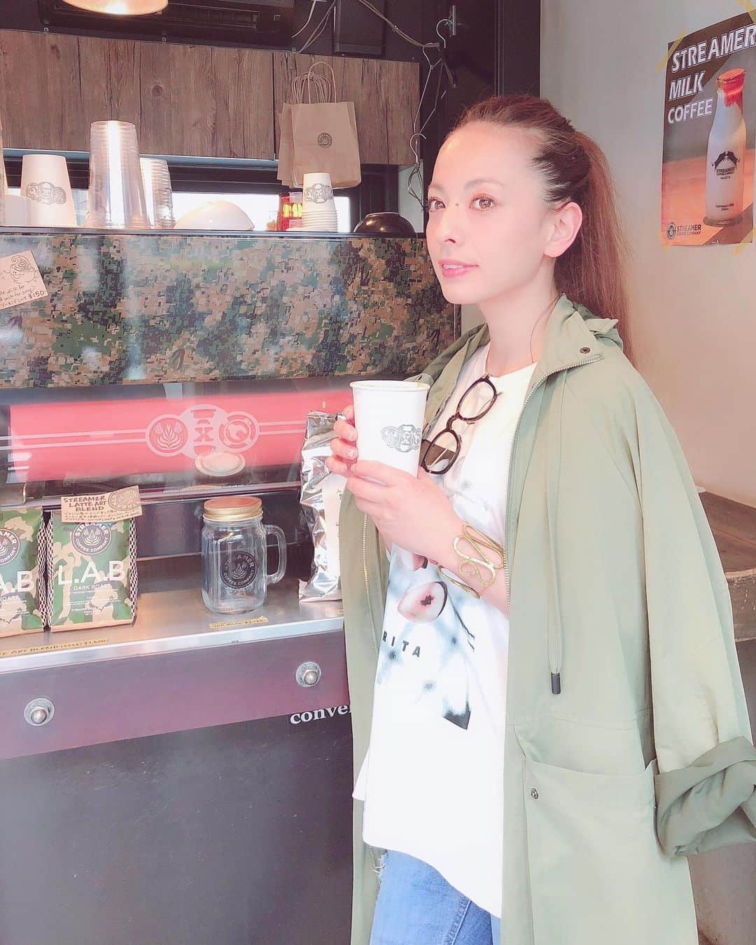 のインスタグラム：「朝活終わり… @streamercoffeecompany  お姉さんおススメの季節のミントモカ♡ 原宿のお店のお姉さんと話が盛り上がり とても心地良い時間でした〜  #ootd #streetfashion #cordinate @rita_jeans_tokyo #harajuku #coffeetime #streamercoffeecompany #goodtimes #yummy #原宿 #ストリーマーコーヒーカンパニー  #季節限定 #ミントモカ #休日 #朝活」