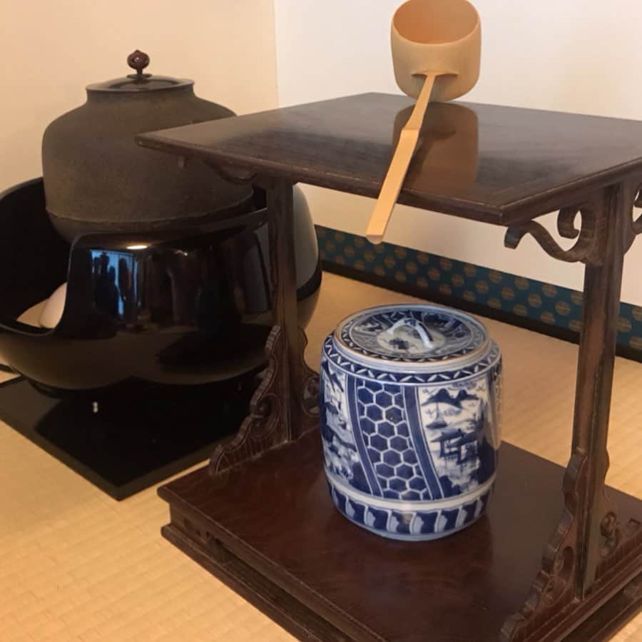 田村有紀さんのインスタグラム写真 - (田村有紀Instagram)「【お茶会「さろん」】 初めてお茶席にご招待頂きました。 （写真、こんな指さしてて失礼をすみません😭） . 茶道は勉強したことがなくて🍵 興味はあったものの 知識が皆無だったのですが 初心者でも楽しめるよう丁寧に教えて頂け、とても気持ちよく美味しいお茶会でした。お菓子ももちもちして美味しかった♡もちもち . みんなでお茶するって 季節や道具を愛でるって、最高です。 . . 今回は 【さろん】という会員制コミュニティー @unosalon8888 . 遠州流の 宗趣 さん @shunatsu0828  お声がけ下さり、 ありがとうございます💓 美しかったー . .  高取焼の高取さんがお点前 @syunnkeitakatori  優しかったー . . とてもワクワクしたので はじめましてでしたが また今後会っていけるんだろうなと感じました。 . 本当にありがとうございました✨ . . 茶道もならいたいなあ！ . . #茶道 #遠州流 #お茶会 #裏千家 #表千家 #お茶 #お茶席 #さろん #コミュニティ #会員制 #ミッドタウン #六本木 #お茶室 #茶室」6月29日 17時16分 - tamurayuuki_