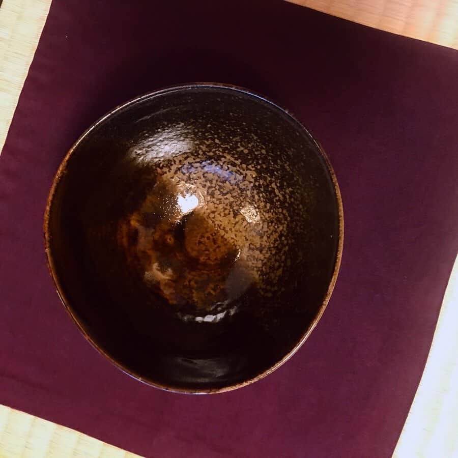 田村有紀さんのインスタグラム写真 - (田村有紀Instagram)「【お茶会「さろん」】 初めてお茶席にご招待頂きました。 （写真、こんな指さしてて失礼をすみません😭） . 茶道は勉強したことがなくて🍵 興味はあったものの 知識が皆無だったのですが 初心者でも楽しめるよう丁寧に教えて頂け、とても気持ちよく美味しいお茶会でした。お菓子ももちもちして美味しかった♡もちもち . みんなでお茶するって 季節や道具を愛でるって、最高です。 . . 今回は 【さろん】という会員制コミュニティー @unosalon8888 . 遠州流の 宗趣 さん @shunatsu0828  お声がけ下さり、 ありがとうございます💓 美しかったー . .  高取焼の高取さんがお点前 @syunnkeitakatori  優しかったー . . とてもワクワクしたので はじめましてでしたが また今後会っていけるんだろうなと感じました。 . 本当にありがとうございました✨ . . 茶道もならいたいなあ！ . . #茶道 #遠州流 #お茶会 #裏千家 #表千家 #お茶 #お茶席 #さろん #コミュニティ #会員制 #ミッドタウン #六本木 #お茶室 #茶室」6月29日 17時16分 - tamurayuuki_