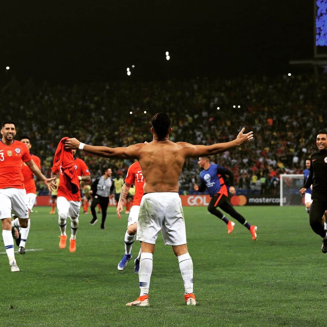 プレミアリーグさんのインスタグラム写真 - (プレミアリーグInstagram)「🇨🇱 @manchesterunited’s Alexis Sanchez scored the decisive penalty as #Chile beat #Colombia to reach the #CopaAmerica semi-finals」6月29日 17時21分 - premierleague