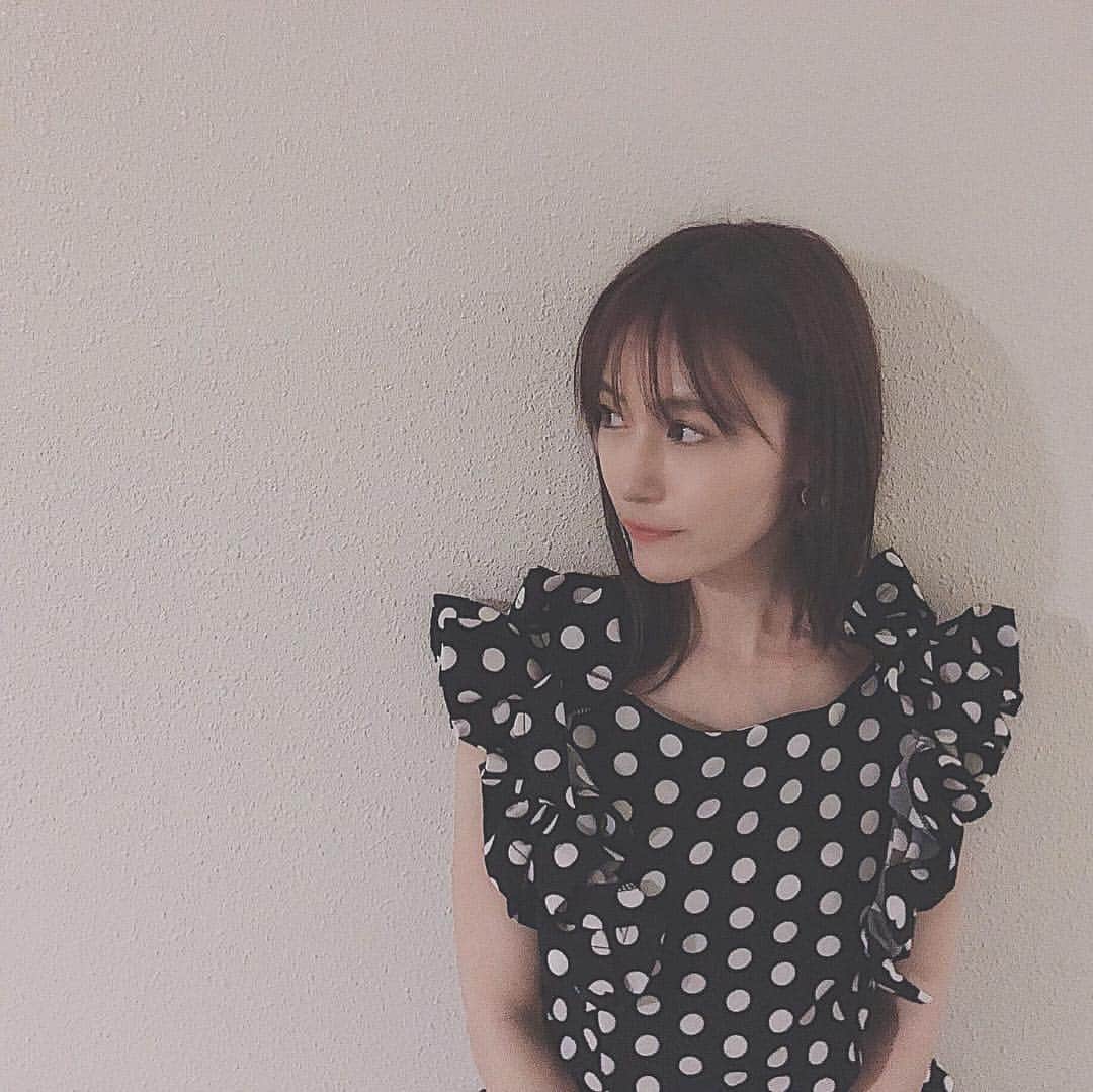 山下愛実（まなみるく）のインスタグラム：「水玉の続き上半身ver.🌹1年前presentしてもらった大切な服👗🖤 #水玉#ドット#ファッション #code#ootd#followｍe#instalove」