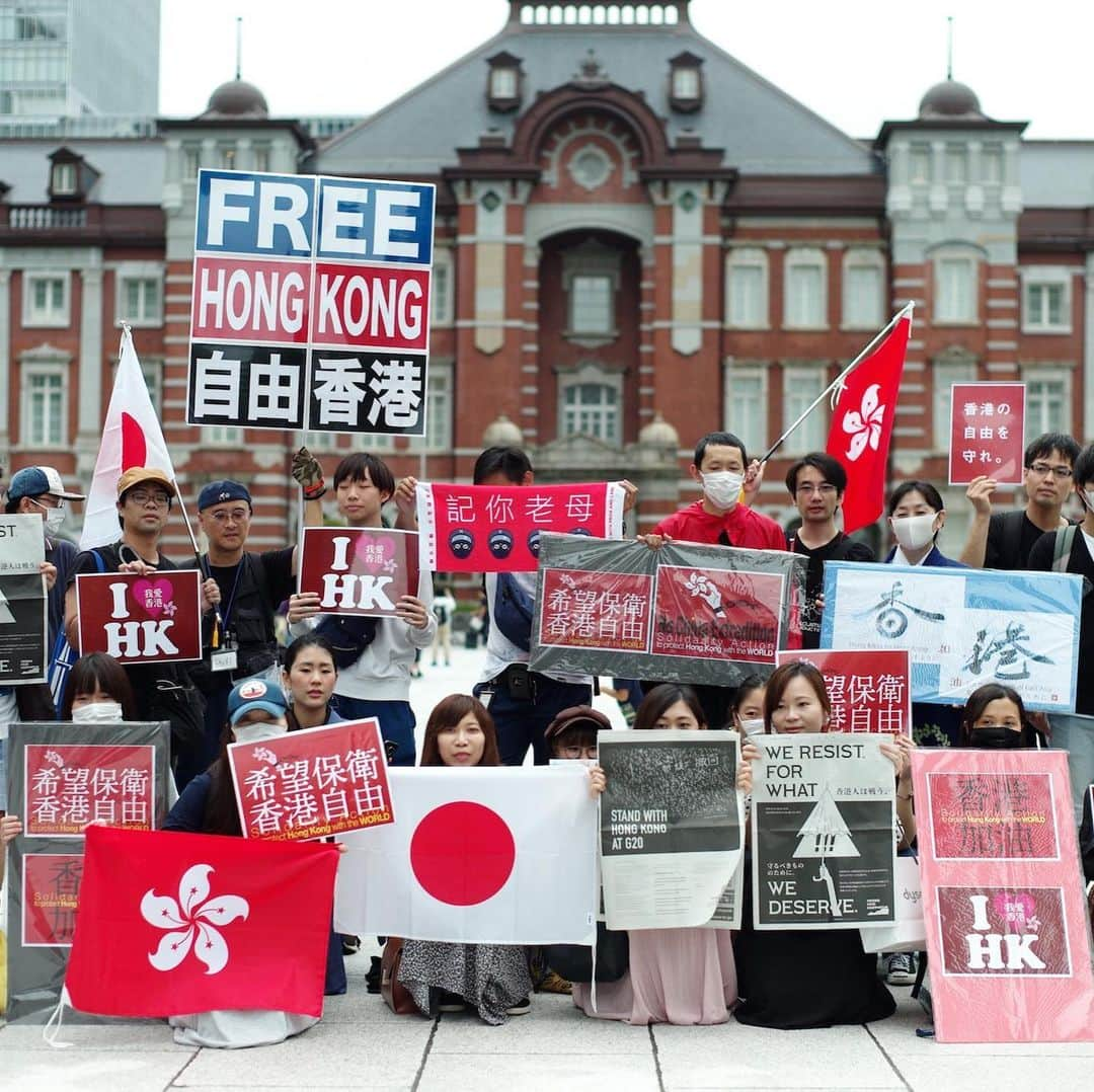 The Japan Timesさんのインスタグラム写真 - (The Japan TimesInstagram)「Demonstrators marched from Hibiya Park to Tokyo Station on Saturday to call on G20 leaders in Osaka to speak out against the extradition bill that has sparked violent protest in Hong Kong. Protesters are demanding that the Hong Kong government withdraw the bill, release arrested protesters and appoint an independent commission to investigate the excessive force used by police during the protests. (@ryuseitakahashi217 photos) . . . . . . ‪#香港デモ‬ ‪#AntiELAB‬ ‪#TOKYOantiELAB‬ #hongkongprotest」6月29日 17時26分 - thejapantimes