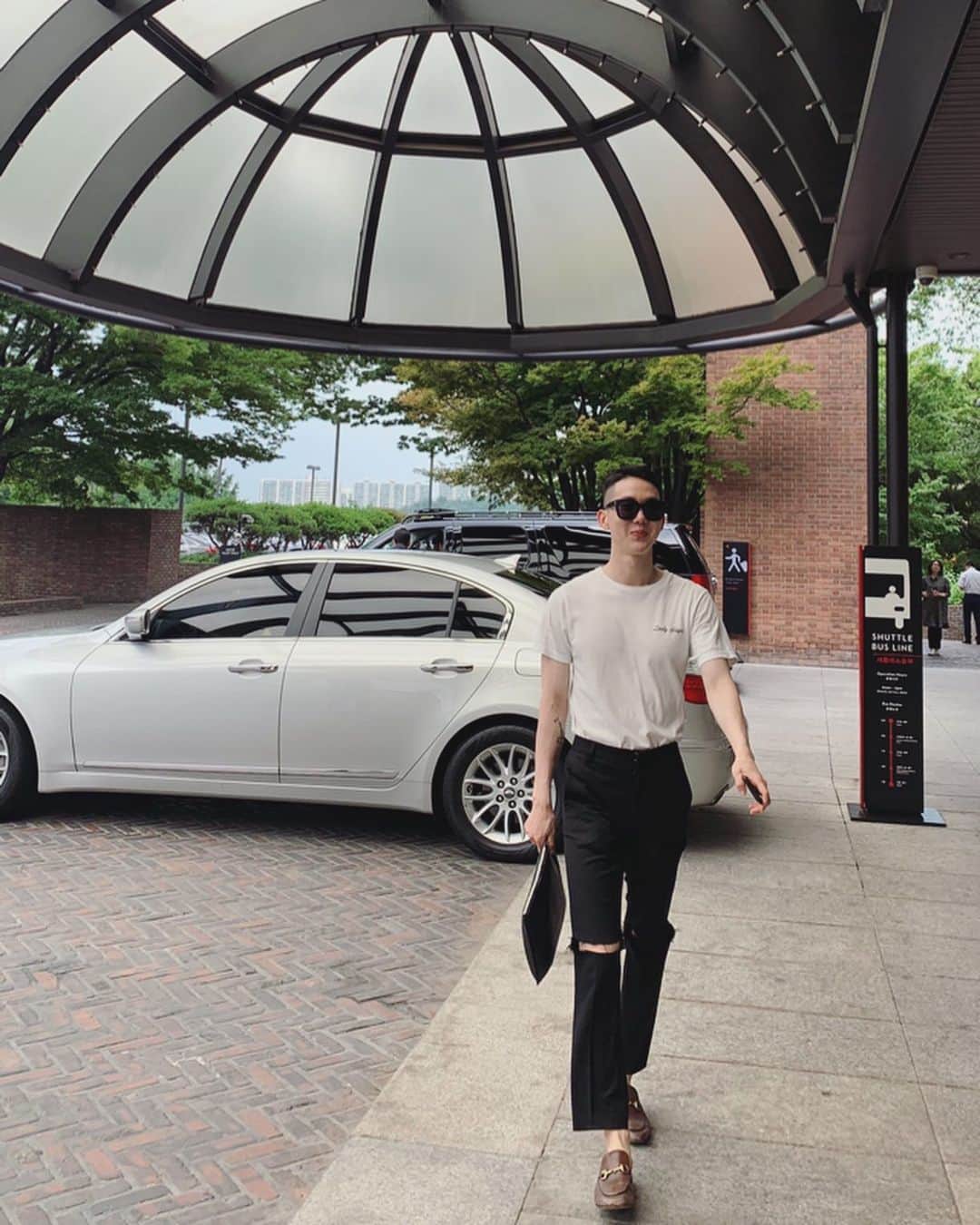 チョ・グォン さんのインスタグラム写真 - (チョ・グォン Instagram)「잘 먹었습니다  감사합니다 🍷🤪🌈 @hoyhoyoung 오늘 스타일 알라딘인줄」6月29日 17時36分 - kwon_jo