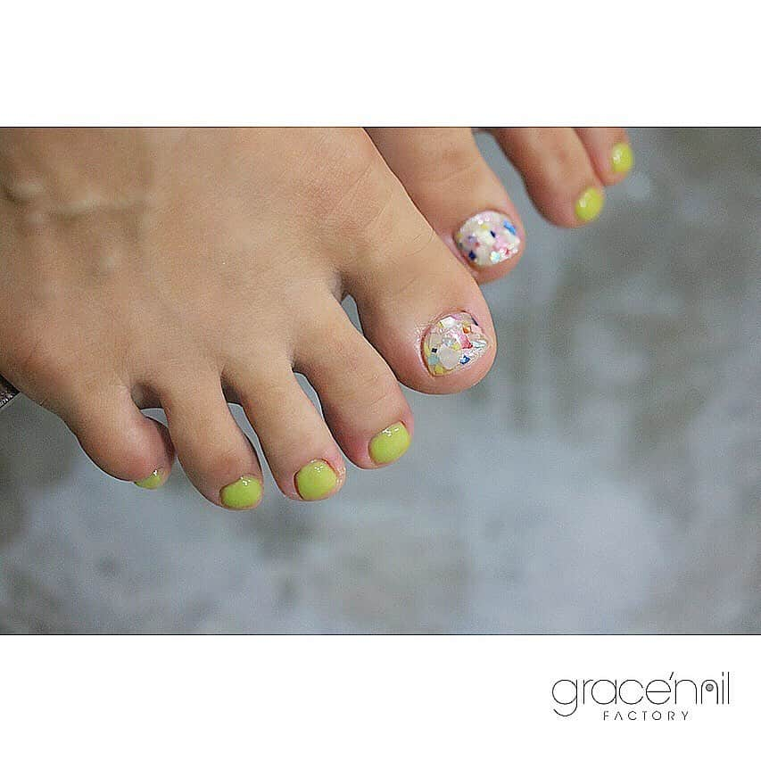 gracenailfactoryさんのインスタグラム写真 - (gracenailfactoryInstagram)「_____ . yellow green . . . #フットネイル #nail #nailsalon #naildesign #nailart #gel #gelart #gelnail #ネイル #ネイルデザイン #ネイルアート #ネイリスト #大阪ネイルサロン #グレースネイルファクトリー  #大人ネイル #人気ネイル #大阪ネイル  #堀江ネイル  #四ツ橋ネイル #シンプルネイル #ショートネイル  #夏ネイル #カジュアルネイル #ニュアンスネイル」6月29日 17時36分 - gracenailfactory