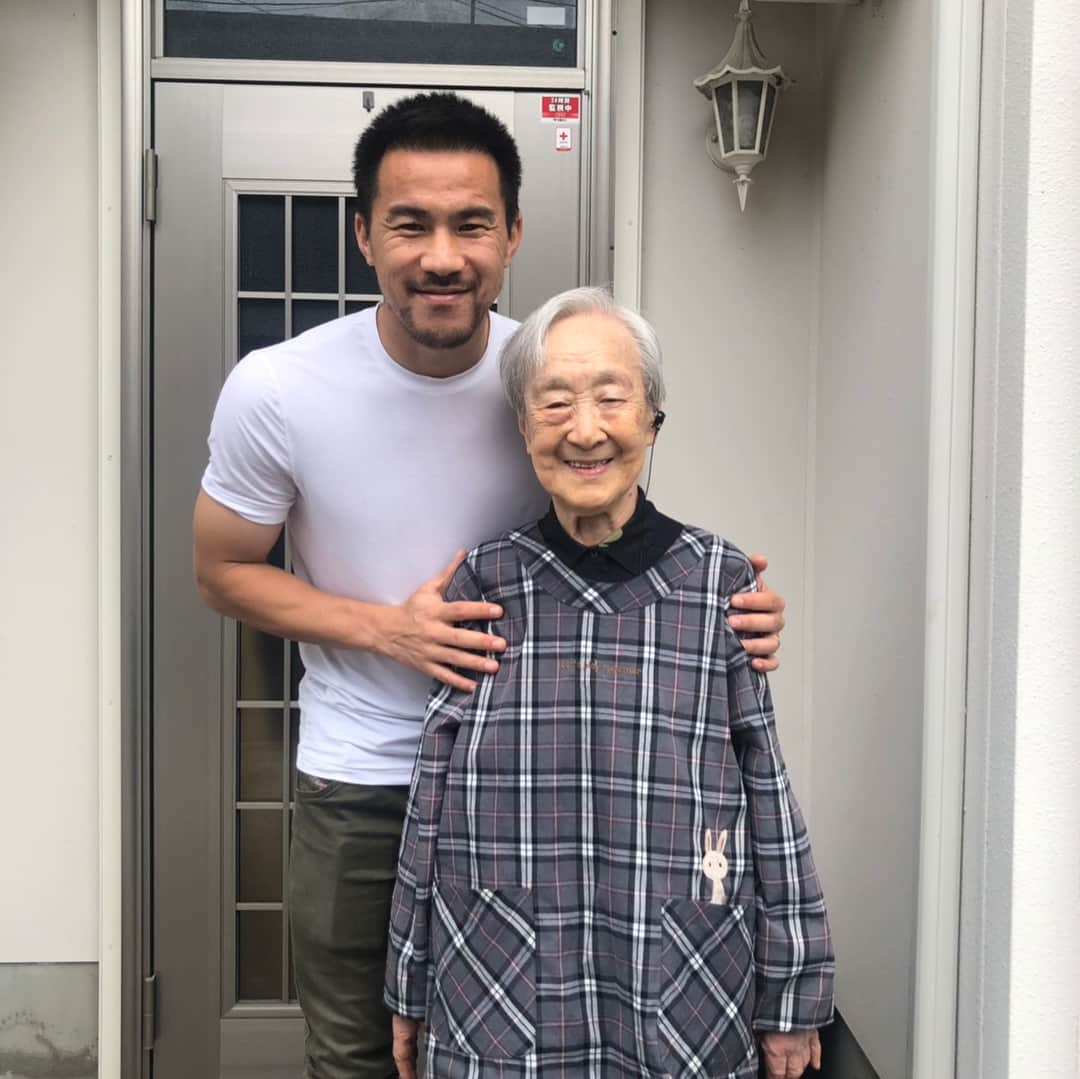 岡崎慎司さんのインスタグラム写真 - (岡崎慎司Instagram)「僕のおばあちゃん👵♥️ 毎年僕の帰りを楽しみに待ってくれてる。 おばあちゃんから沢山の話を聞かせてもらってるけど、おばあちゃんと話をしてると自分がまだまだだといつも気付かされます。自分の些細な事にも注意し、最後は誰かに頼るのではなく、自分で何とかするしかないって絶対言ってる。そして僕の1番のサポーターでいてくれてる。 95歳になったおばあちゃん。 不思議だけど、大変な事が沢山あるはずなのに、跳ね返して強くなってる。 それを見てたら俺もやれるって今日思った。 おばあちゃん！今日もありがとう😊 #自慢のおばあちゃん」6月29日 17時42分 - shinjiokazaki_official