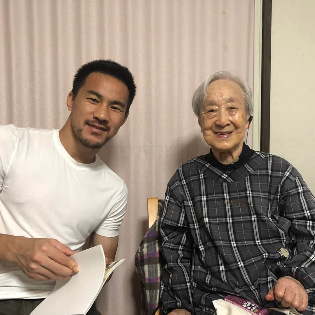 岡崎慎司さんのインスタグラム写真 - (岡崎慎司Instagram)「僕のおばあちゃん👵♥️ 毎年僕の帰りを楽しみに待ってくれてる。 おばあちゃんから沢山の話を聞かせてもらってるけど、おばあちゃんと話をしてると自分がまだまだだといつも気付かされます。自分の些細な事にも注意し、最後は誰かに頼るのではなく、自分で何とかするしかないって絶対言ってる。そして僕の1番のサポーターでいてくれてる。 95歳になったおばあちゃん。 不思議だけど、大変な事が沢山あるはずなのに、跳ね返して強くなってる。 それを見てたら俺もやれるって今日思った。 おばあちゃん！今日もありがとう😊 #自慢のおばあちゃん」6月29日 17時42分 - shinjiokazaki_official