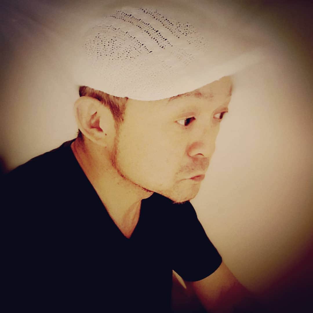 松本隆博のインスタグラム：「。 なぜ自分の部屋で帽子を かぶってるのかと言うと 洗濯したら型崩れ(T ^ T) 夜までかぶって直してみる。 ^^;」
