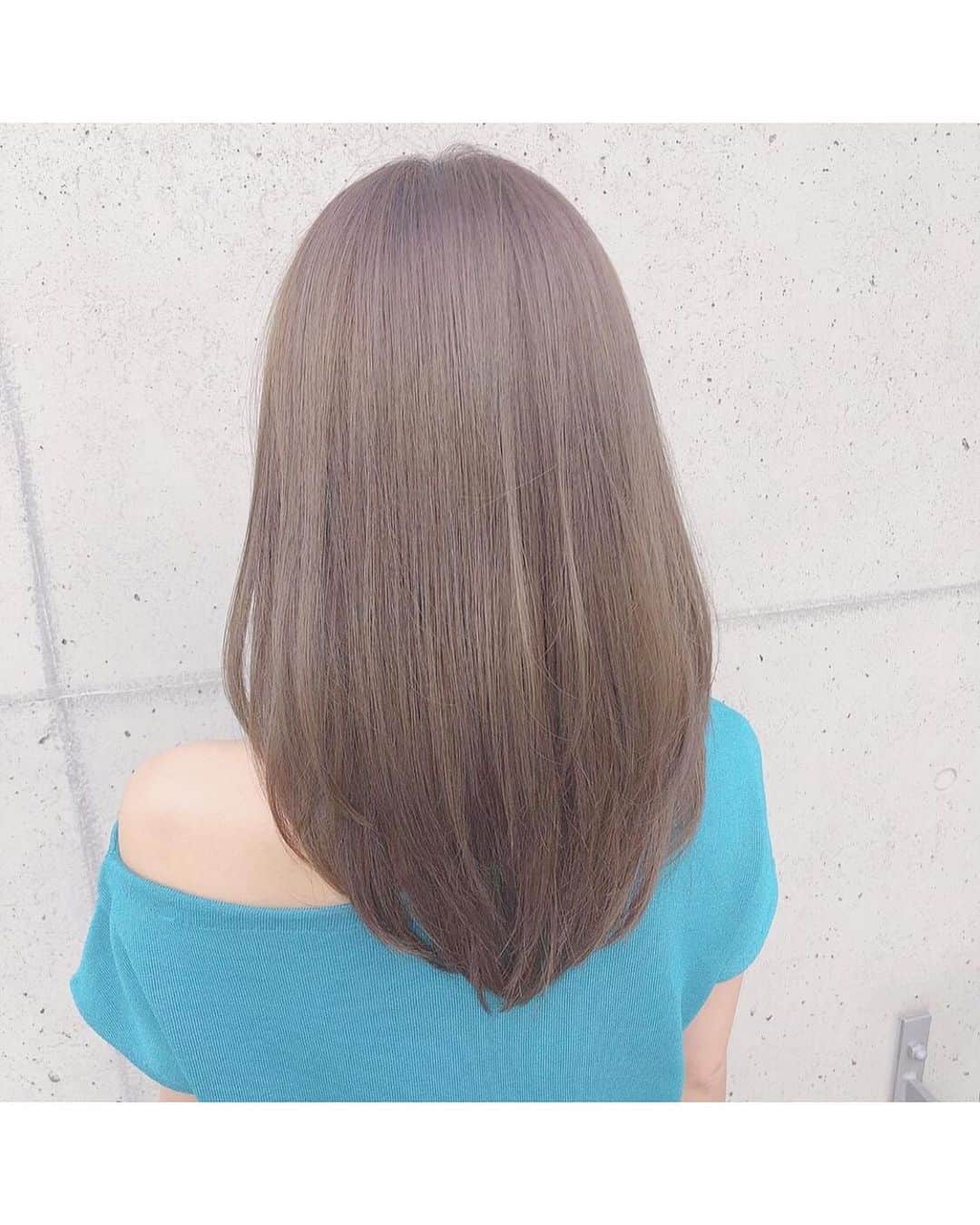 三田寺円さんのインスタグラム写真 - (三田寺円Instagram)「💓✂️ 青木さん( @daichiaoki99 )に カットカラートリートメントを してもらったのだけど、この トリートメントがすごすぎる😨 新導入したトリートメントらしいのだけど、 本当に髪質が変わったみたいになる🥺😱💓 . 私は結構クセが強くて、髪も太めの強めで 髪質がものすごくコンプレックスだったのだけど 軽く矯正縮毛をかけたかのように クセがなくなって、髪が柔らかくなった😳😳 本当に髪質が変わって自分の髪じゃないみたい😭 . いろんなサロンさんで髪質改善のメニューが あって、いろんなものを試してきたけど、 その中でもダントツに１番よかった😭💓 . 定期的に何回かこのトリートメントを受けると ずっと維持できるようになるらしいから、 また絶対次の時もやってもらう😭💐 . #トリートメント #link #サロン #髪サラサラ」6月29日 17時50分 - mtdr_mdk_x