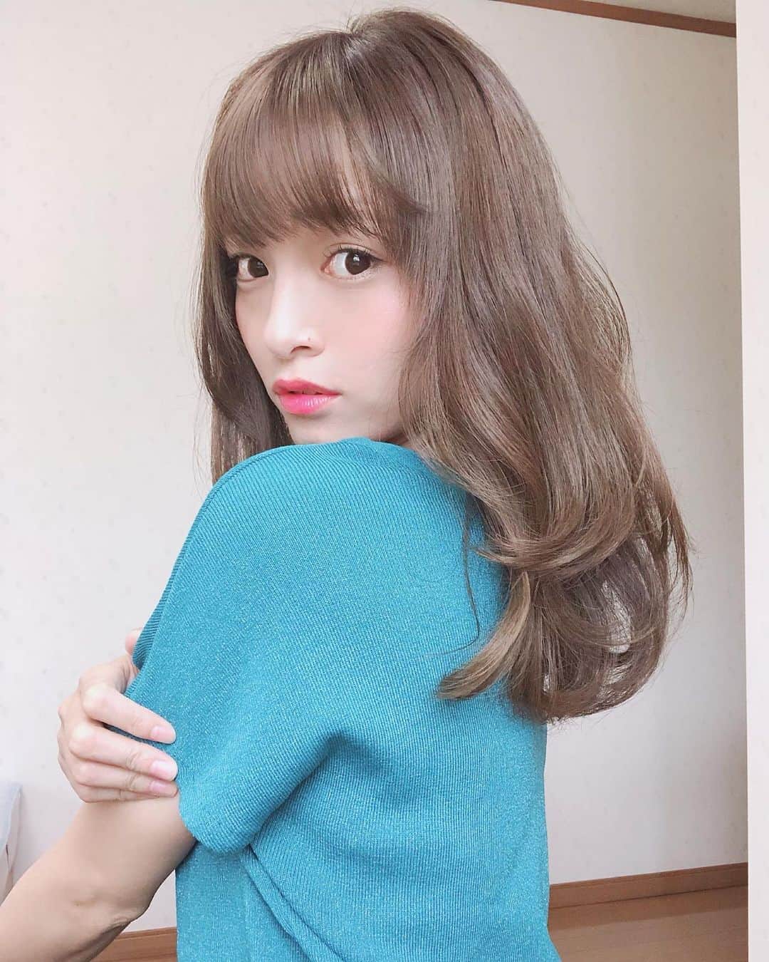 三田寺円のインスタグラム：「💓✂️ 青木さん( @daichiaoki99 )に カットカラートリートメントを してもらったのだけど、この トリートメントがすごすぎる😨 新導入したトリートメントらしいのだけど、 本当に髪質が変わったみたいになる🥺😱💓 . 私は結構クセが強くて、髪も太めの強めで 髪質がものすごくコンプレックスだったのだけど 軽く矯正縮毛をかけたかのように クセがなくなって、髪が柔らかくなった😳😳 本当に髪質が変わって自分の髪じゃないみたい😭 . いろんなサロンさんで髪質改善のメニューが あって、いろんなものを試してきたけど、 その中でもダントツに１番よかった😭💓 . 定期的に何回かこのトリートメントを受けると ずっと維持できるようになるらしいから、 また絶対次の時もやってもらう😭💐 . #トリートメント #link #サロン #髪サラサラ」