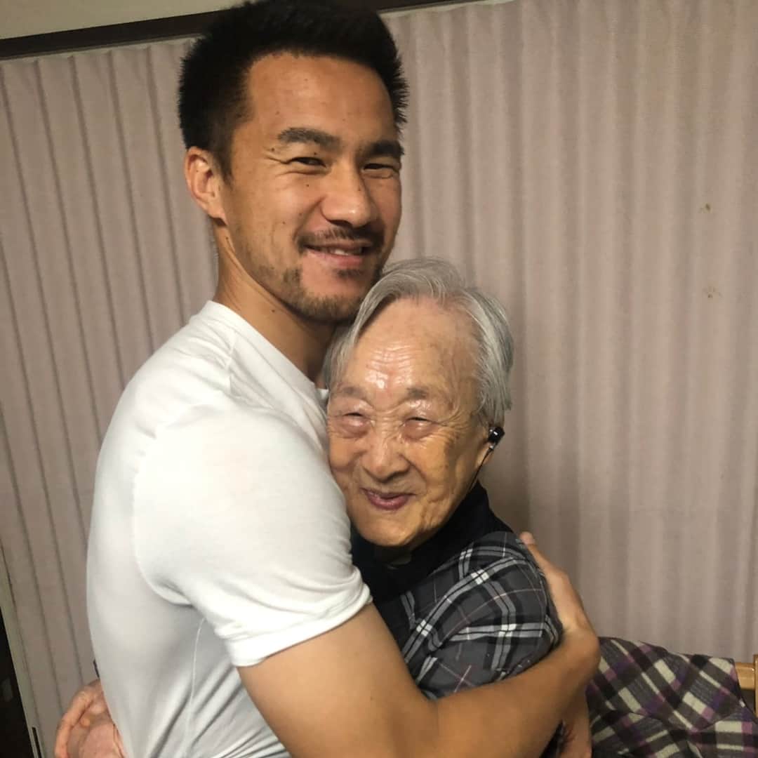 岡崎慎司のインスタグラム：「僕のおばあちゃん👵♥️ 毎年僕の帰りを楽しみに待ってくれてる。 おばあちゃんから沢山の話を聞かせてもらってるけど、おばあちゃんと話をしてると自分がまだまだだといつも気付かされます。自分の些細な事にも注意し、最後は誰かに頼るのではなく、自分で何とかするしかないって絶対言ってる。そして僕の1番のサポーターでいてくれてる。 95歳になったおばあちゃん。 不思議だけど、大変な事が沢山あるはずなのに、跳ね返して強くなってる。 それを見てたら俺もやれるって今日思った。 おばあちゃん！今日もありがとう😊 #自慢のおばあちゃん」
