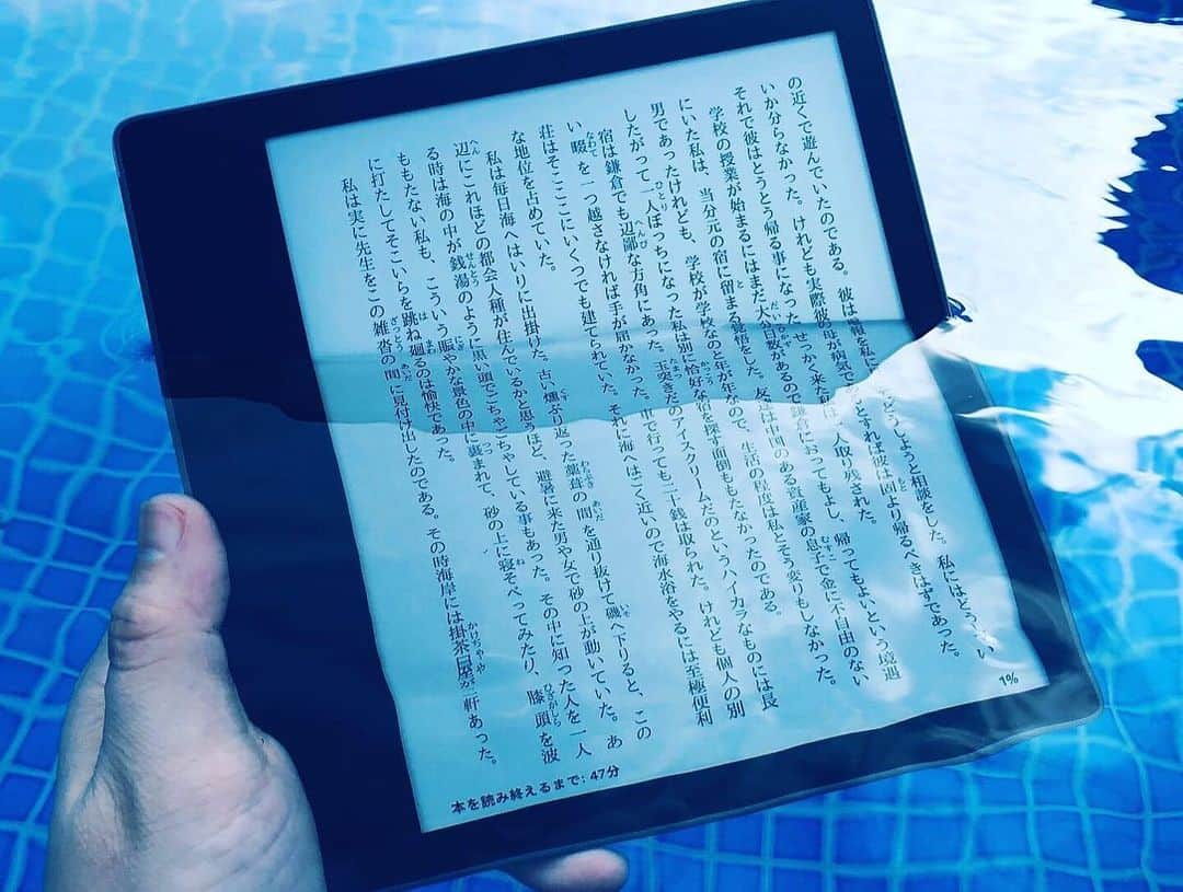 弓月ひろみさんのインスタグラム写真 - (弓月ひろみInstagram)「#Kindleoasis でオトナ女子のプチトリップ！！というテーマのイベント取材に行ってまいりました。場所は大磯プリンスホテル。そう、あのロングビーチがあるところです。新しくなったSPAは海との一体感が素晴らしかった…。そして「60分水につけても大丈夫」なKindle Oasis、人間工学に基づいた持ちやすいデザインで軽くて薄い、かつ目に優しい「まるで紙」のようなe-linkのディスプレイ。シリーズ最大7インチ、フラットベゼル、色調調節ライトも初搭載。アンバーにもホワイトにも変更可能。  このあと記事も掲載される予定ですが、インスタではプライベート感満載でお送りします(✿╹◡╹)ノドヤッ #ガチ感あるコメント と #女性の写真 を #組み合わせる  と #詐欺だと思われたり #業者だと思われる #ということがよくあります が  #実在するので不安にならないで  #gadget #kindle #amazon #gadgetlover #book #swimwear #oiso #大磯 #ガジェット #ガジェット好き  #ガジェット女子 #ガジェット#電子書籍 #水着 #海」6月29日 17時48分 - yuzukihiromi