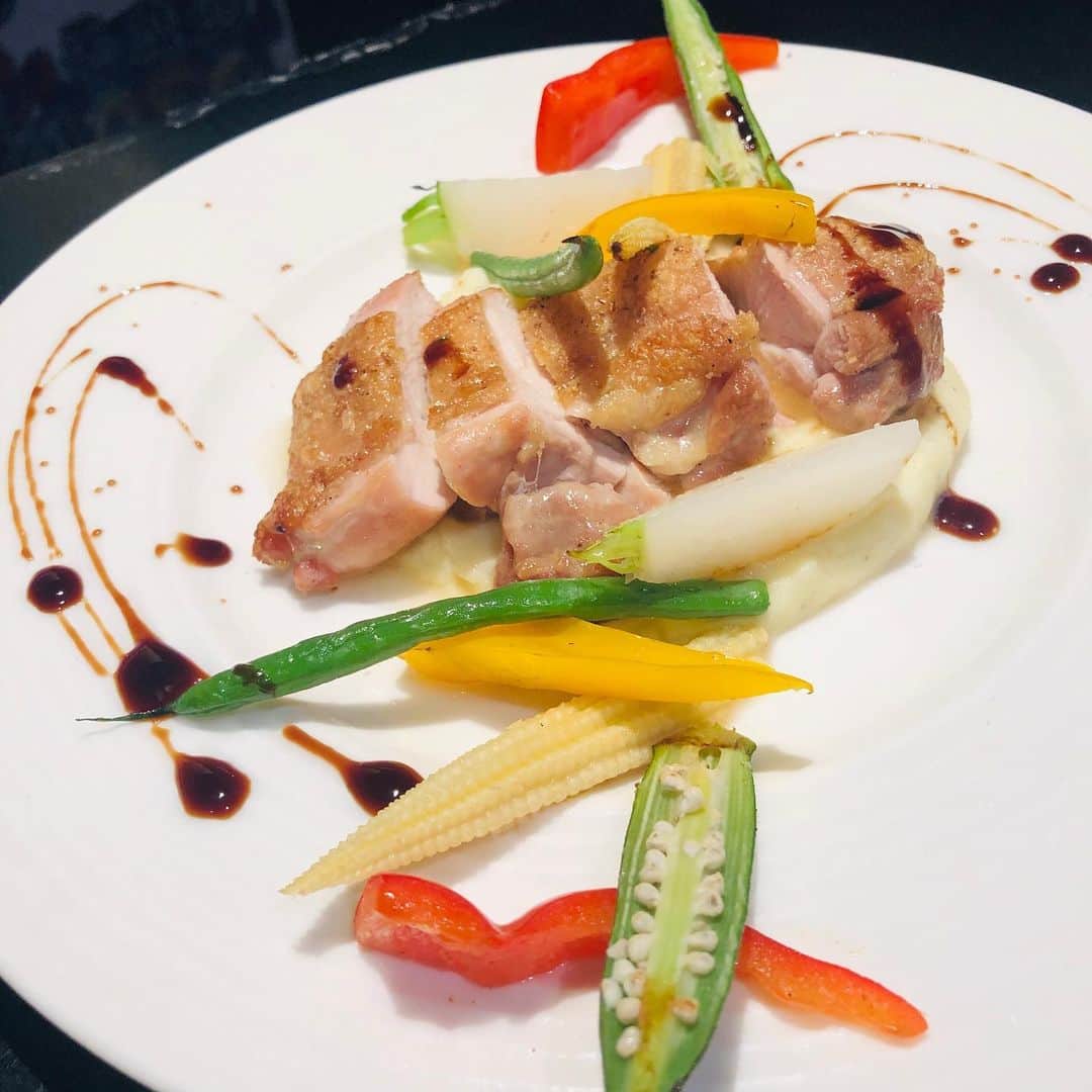のインスタグラム：「Sdiningです🐟 『丹波地鶏のロースト』 こちらはお値打ちなコースのお肉料理でご用意しております。 コースご検討の際、一度見てみて下さい！ #sdining#Sdining#イタリアン#オマール#オマール海老#HEP観覧車#夜景#極上夜景#パノラマ夜景#誕生日#記念日#デート#サプライズ#カップル#阪急32番街#阪急グランドビル30階#シーフード#トラットリア#梅田#大阪」