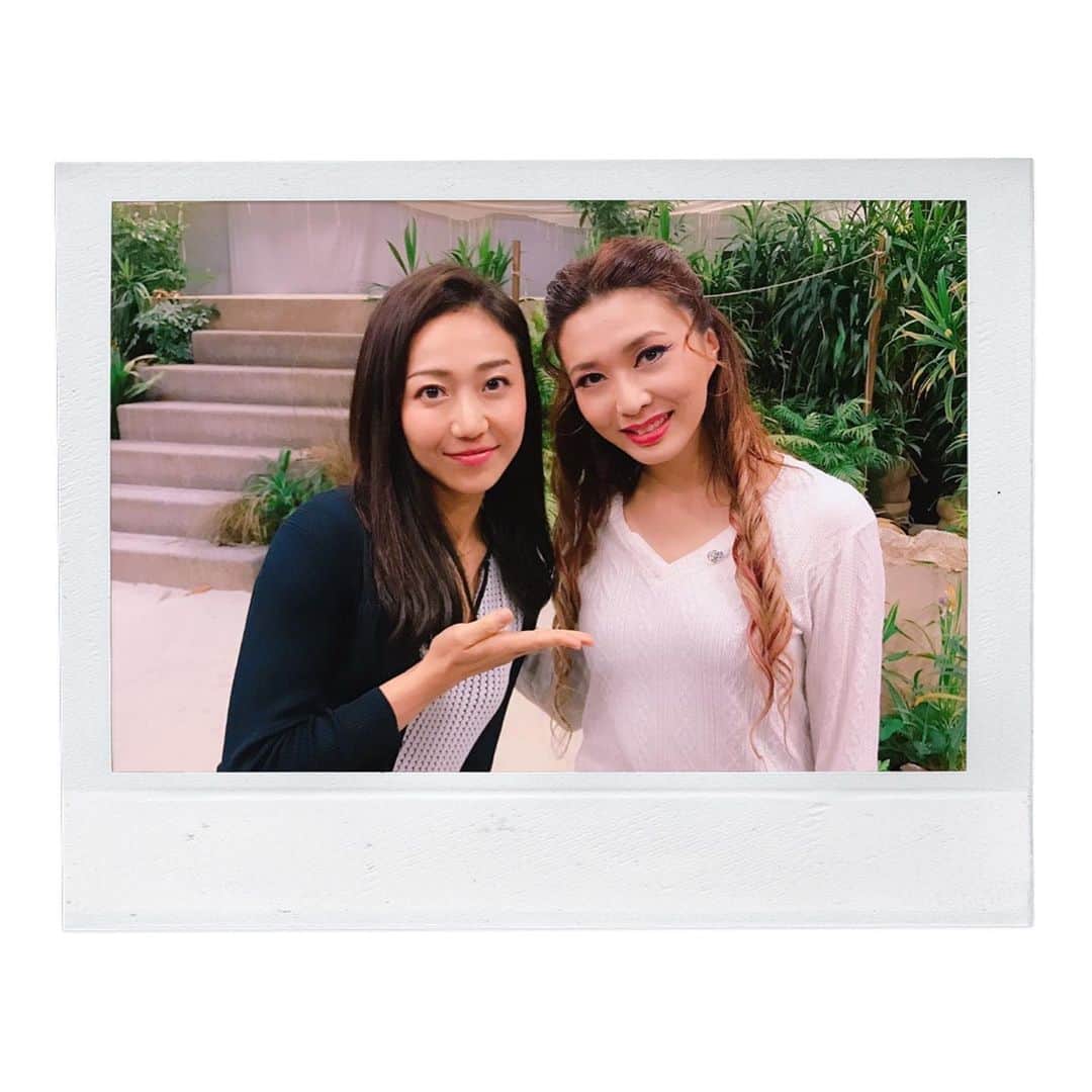 透水さらさのインスタグラム：「今日はキングさん(蓮城まことさん)主演の『人魚姫』観劇しました🧜‍♀️﻿ ﻿ 一個下のななちゃんの歌も聞けてウットリでした(´▽｀)﻿ ﻿ ﻿ 舞台に砂や緑があったり、生の演奏で、別世界のようでした🧜‍♀️🧜‍♀️🧜‍♀️﻿ ﻿ ﻿ たまたま朝、🧒とディズニーのリトルマーメイドを観てきたんです！といったら、アリエルと比べるなー！と言われました 😂﻿ ﻿ アリエルに負けないオーラ✨でした👏👏👏 #人魚姫#蓮城まことさん #奈那くらら ちゃん #観劇#舞台」