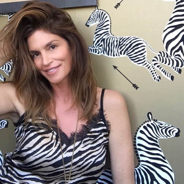 シンディ・クロフォードさんのインスタグラム写真 - (シンディ・クロフォードInstagram)「Blending in with the wallpaper 🦓」6月29日 23時15分 - cindycrawford