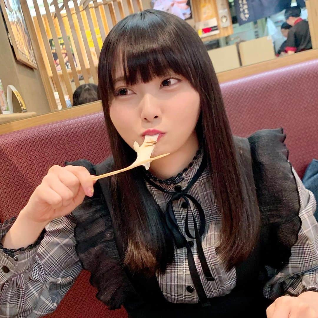 堀詩音さんのインスタグラム写真 - (堀詩音Instagram)「北海道で焼き鳥やさん行くってなったら﻿ #串鳥 によく行きます☺️﻿ ﻿ ﻿ 北海道にお住まいの方は﻿ 結構そういう方多いんじゃないかな〜🤔﻿ ﻿ ﻿ 北海道を中心に店舗があるけど﻿ #仙台 とか #東京 にもあるみたい〜〜〜﻿ ﻿ ﻿ こないだお友達と食べてきたんだけど﻿ やっぱどのメニューも美味しかった〜！﻿ ﻿ ﻿ しおんの1番のお気に入りは﻿ #炙りカチョカヴァロ 🧀﻿ ﻿ ﻿ 美味しすぎて4本も食べた〜✌︎﻿ ﻿ ﻿ あとね、最初に出てくる﻿ #鶏スープ が美味しすぎるんだよね〜😭💓﻿ ﻿ ﻿ 無料で何回でもおかわりできるんだよ〜〜〜😇﻿ ﻿ ﻿ 何回もおかわりしちゃったいえーい神〜〜〜﻿ ﻿ ﻿ ﻿ #北海道 #hokkaido #札幌 #sapporo #北海道グルメ #札幌グルメ #焼き鳥 #焼鳥 #やきとり #札幌焼鳥 #札幌焼き鳥 #札幌観光 #北海道観光 #札幌旅行 #北海道旅行 #お友達写真撮りながら鏡越しにポーズ決めてる #3150ってやってる #ピースしてる #チーズ伸びてる時のリアクション100点のお友達」6月29日 23時18分 - shion_hori