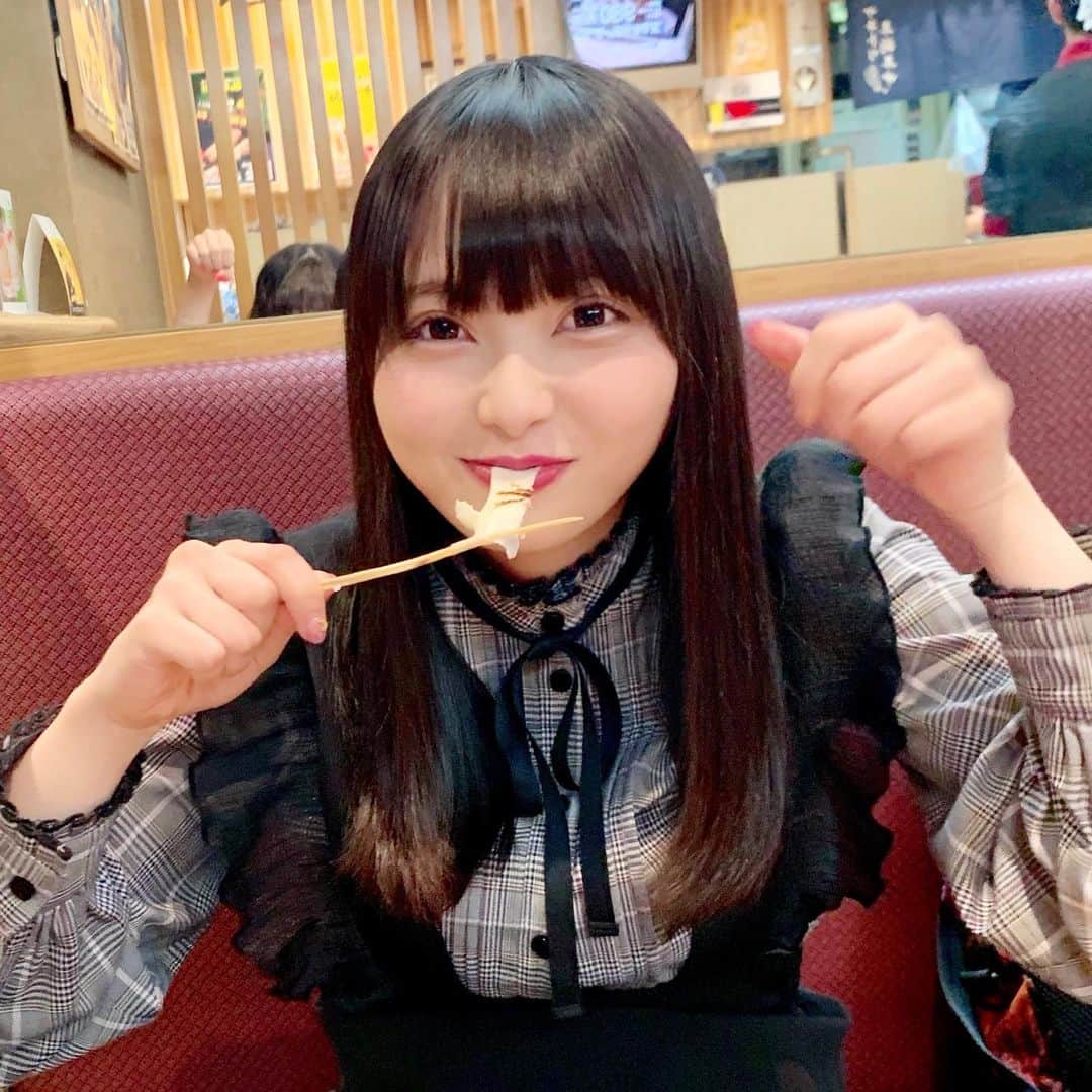 堀詩音さんのインスタグラム写真 - (堀詩音Instagram)「北海道で焼き鳥やさん行くってなったら﻿ #串鳥 によく行きます☺️﻿ ﻿ ﻿ 北海道にお住まいの方は﻿ 結構そういう方多いんじゃないかな〜🤔﻿ ﻿ ﻿ 北海道を中心に店舗があるけど﻿ #仙台 とか #東京 にもあるみたい〜〜〜﻿ ﻿ ﻿ こないだお友達と食べてきたんだけど﻿ やっぱどのメニューも美味しかった〜！﻿ ﻿ ﻿ しおんの1番のお気に入りは﻿ #炙りカチョカヴァロ 🧀﻿ ﻿ ﻿ 美味しすぎて4本も食べた〜✌︎﻿ ﻿ ﻿ あとね、最初に出てくる﻿ #鶏スープ が美味しすぎるんだよね〜😭💓﻿ ﻿ ﻿ 無料で何回でもおかわりできるんだよ〜〜〜😇﻿ ﻿ ﻿ 何回もおかわりしちゃったいえーい神〜〜〜﻿ ﻿ ﻿ ﻿ #北海道 #hokkaido #札幌 #sapporo #北海道グルメ #札幌グルメ #焼き鳥 #焼鳥 #やきとり #札幌焼鳥 #札幌焼き鳥 #札幌観光 #北海道観光 #札幌旅行 #北海道旅行 #お友達写真撮りながら鏡越しにポーズ決めてる #3150ってやってる #ピースしてる #チーズ伸びてる時のリアクション100点のお友達」6月29日 23時18分 - shion_hori