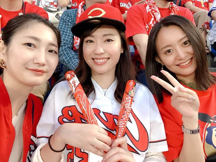 のインスタグラム：「今日は負けたーーーーー😭💔 悔しい悔しい悔しい😤2-1でベイスに負けちゃったよ😢 今日は延長10回、田中広輔が打って【動画①】、磯さん送りバント【動画②】、翼・敬遠で1アウト1,2塁からの長野さんゲッツーアウトでした🤔🤔🤔【動画③】 10回裏、さよならヒットで負け！ 今日は広輔が4打数3安打でまた2割台に💓龍馬の盗塁も◎それくらいかなぁ、良かったのは💪 2回のチャンスを生かせれなかった誠也、4番頑張ってほしいです🥺 現地観戦で負け試合、久しぶりだったなぁ😭ベイスターズの先発、平良投手は球を低めに集めてて、本当に素晴らしいピッチングでした❣️カープ選手、打てなかったもんな〜😅 今日観戦したみなさまも雨の中お疲れ様でした😊☂️ －－－－－－－－－－ #広島出身 #カープ女子 #広島カープ #広島東洋カープ #カープ #横浜ベイスターズ 戦 #DeNAベイスターズ #baseball #横浜スタジアム #forrowme #l4l #love #野球好き #野球好き女子 #カープファン #勝利の女神 にはなれず😢 私の帽子が浮いてるのはここだけの話🤣🤫🧢」