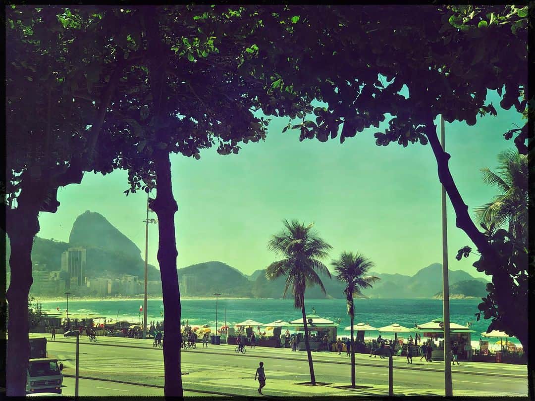カロライナディークマンさんのインスタグラム写真 - (カロライナディークマンInstagram)「copacabana, princesinha do mar... 💚」6月29日 23時20分 - loracarola