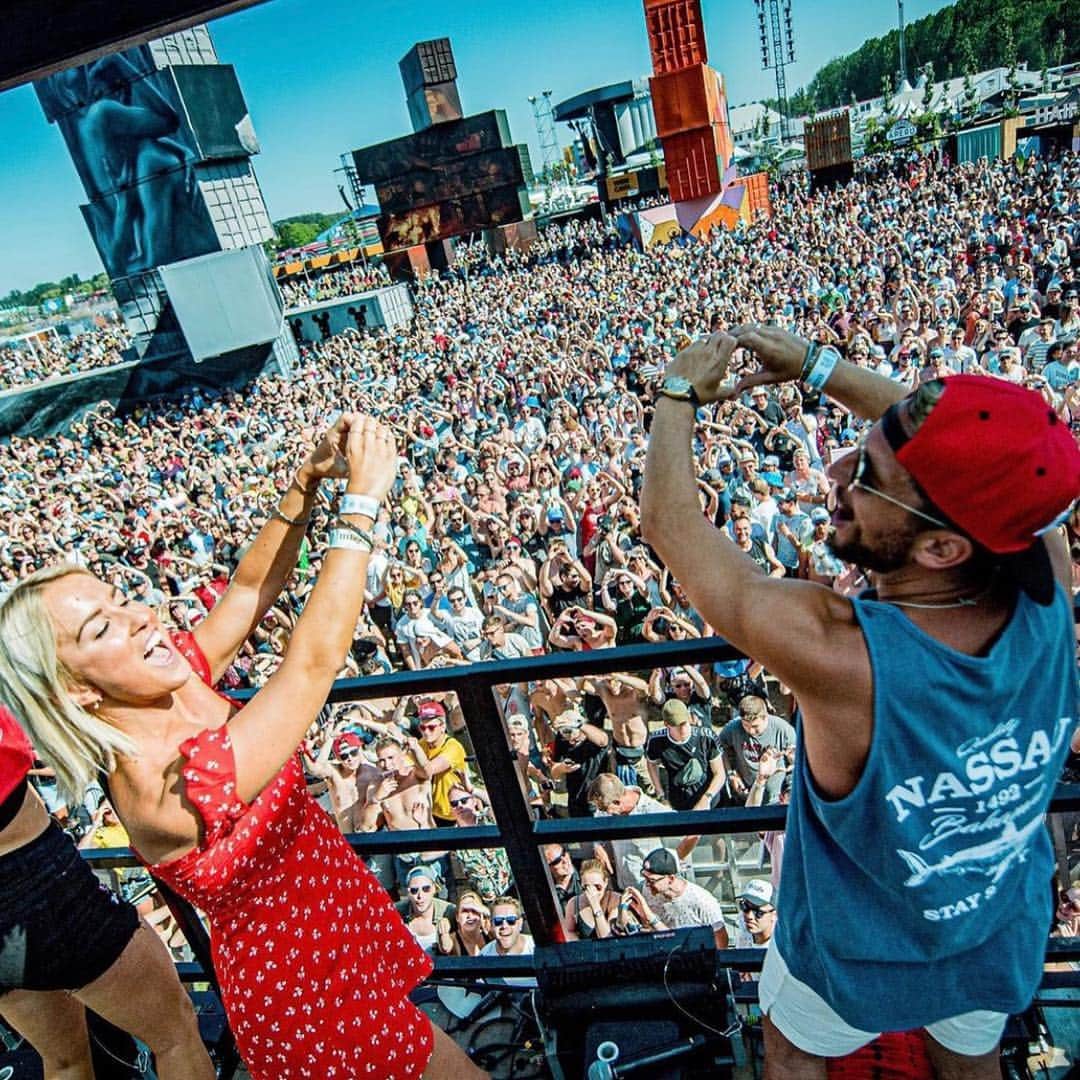 ドリース・メルテンスのインスタグラム：「We could feel the love ❤️. Thanks @rockwerchterfestival @jupiler_belgium」