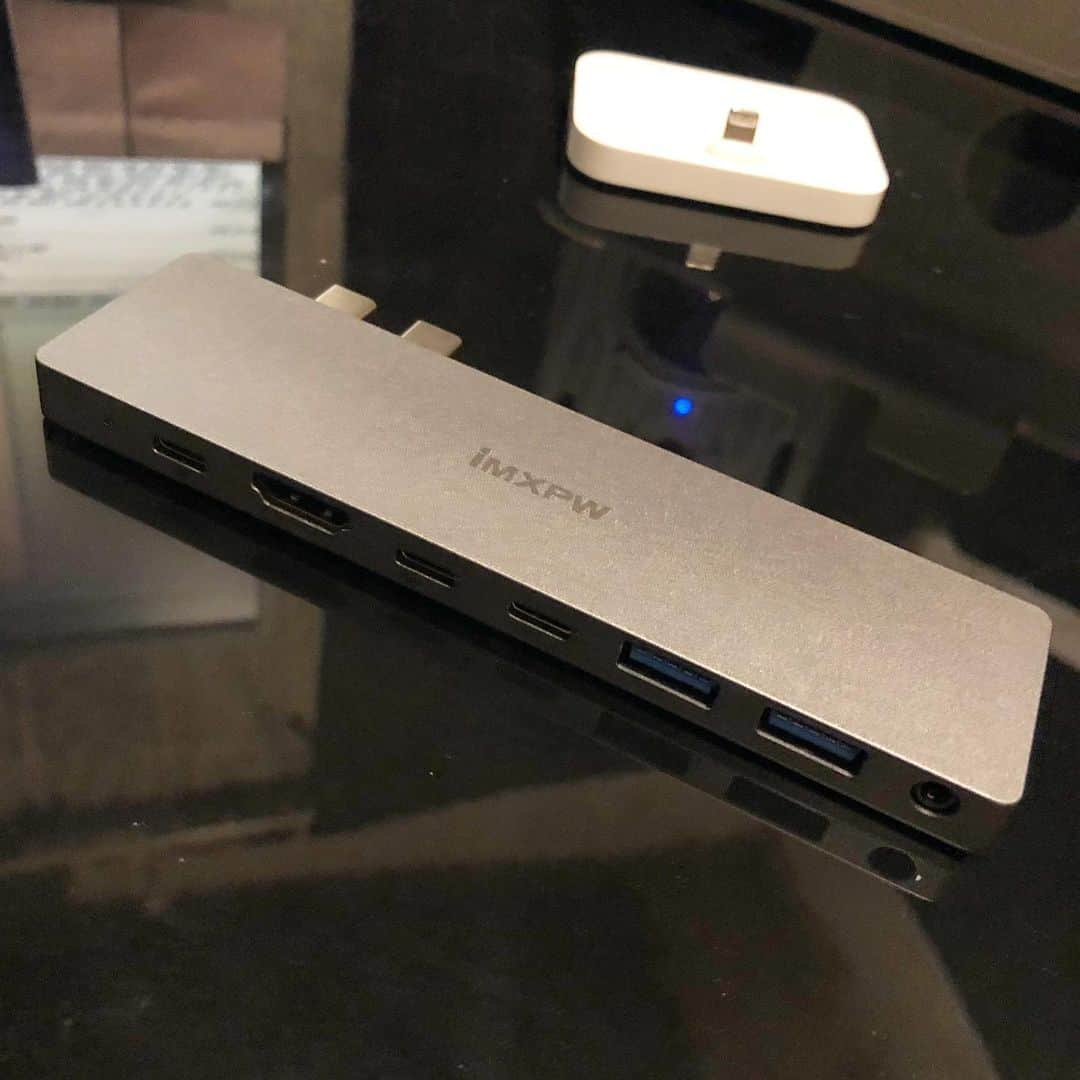 yukawaさんのインスタグラム写真 - (yukawaInstagram)「. 周辺機器その1 . ニューマシンEarly2019にはポートがUSB-Cしかなく不便過ぎるので、調べに調べてimxpwのUSB-Cハブをげっとʕ•̫͡•ʔ . なぜこれを選んだかというと、モニタを繋ぐHDMIが2ポート以上あるかどうか(ง•̀_•́)ง . 更にUSB-Cも3つにUSB-Aも2つあって、使い道は広がるな(°∀°) . これでマルチディスプレイの準備はできたで•̀.̫•́✧ . . . #apple  #macbookpro  #photography  #instapic #instagadget  #machine #写真 #写真好きな人と繋がりたい  #ファインダー越しの私の世界  #mac #pc  #gadget #ガジェット  #ガジェット好き #ノートパソコン #laptop  #周辺機器 #usbハブ #商売道具 #tool」6月29日 17時58分 - takeshi.yukawa