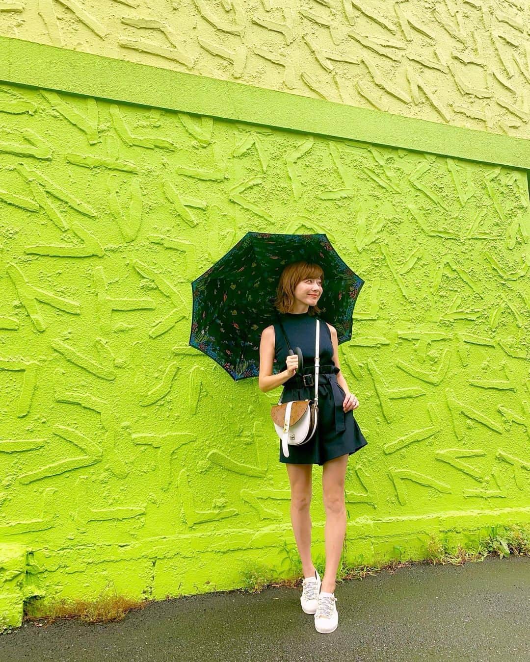 水野佐彩さんのインスタグラム写真 - (水野佐彩Instagram)「・ 内側が水族館みたいな傘のおかげで 雨の日もるんるんです🐠💕 雨の日って音楽が特に聴きなくなって 今日は雨プレイリスト☔️♬🍬 雨の日に聴きたくなる曲って なんか切なくて 胸がキュッとする🥺☂️ みんなはなんの曲を聴きたくなりますか？🧡 #coordinate rompers#snidel @snidel_official  bag#louisvuitton @louisvuitton  shoes#dior @dior  umbrella#fulton #fultonumbrellas  #sサイズコーデ #153cmコーデ #おちびコーデ #おちびの輪 #雨の日コーデ #雨の日に #雨の中のメロディー #最後の雨 #恋音と雨空 #squall #雨と泪 #涙のキッス #さよならの雨 #頬を濡らす雨のように #レイニーブルー #M&A」6月29日 18時07分 - saaya_mizuno