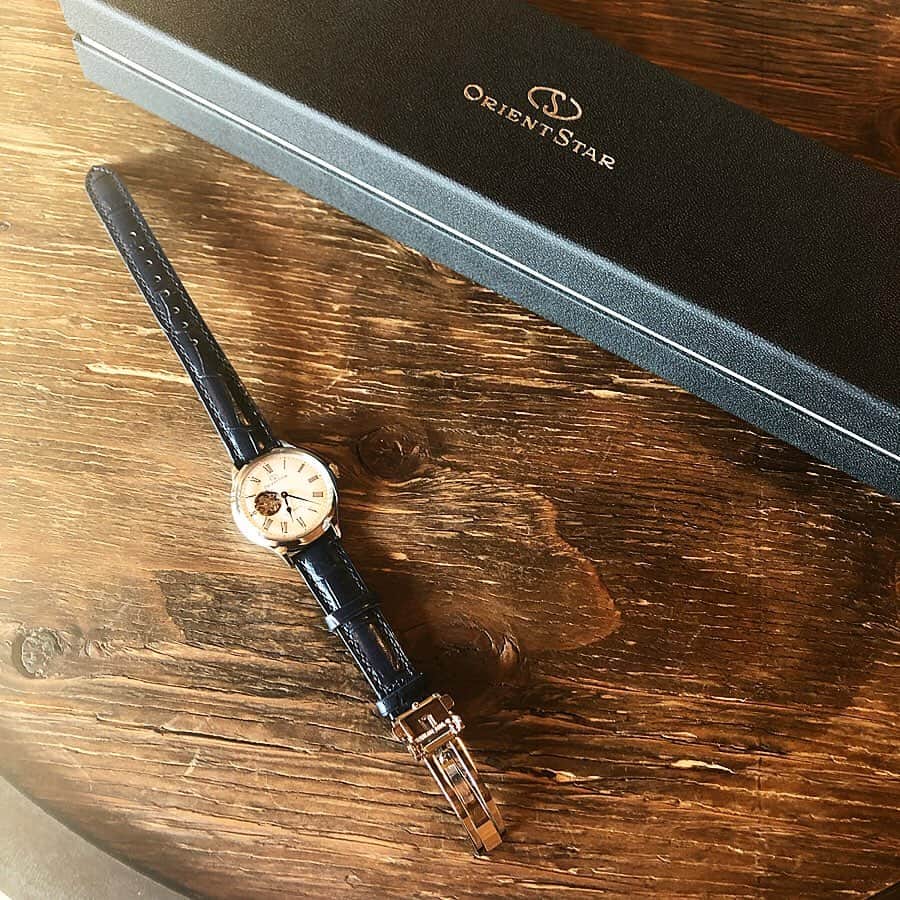 筒井愛実さんのインスタグラム写真 - (筒井愛実Instagram)「． 初めての機械式の時計⌚️ ORIENT STAR（ @orientstar.jp ）のレディースに5/22から発売された人気モデルの『セミスケルトン』と『クラシックセミスケルトン』の新モデル✨ ． レディースの機械式時計って珍しい👀メンズものをよく見かけてカッコいいイメージだったけど、この時計は手首におさまる小さめのフェイスで上品なデザインで凄くお気に入り♡ベルトはTPOを選ばないネイビーにしました✨付けていくと褒められるからとてもお気に入りです☺️ ． #pr #orient #機械式時計 #orientstar #オリエント　 #オリエントスター #腕時計 #ナチュラルコーデ　 #レディースウォッチ #きれいめカジュアル #ootd #coordinate #watch」6月29日 18時01分 - manamin_158cm