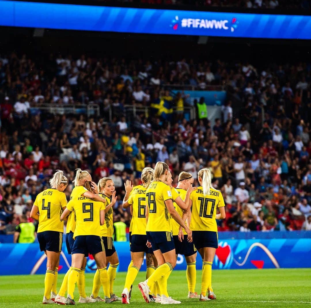 コソヴァレ・アスラニさんのインスタグラム写真 - (コソヴァレ・アスラニInstagram)「TOGETHER 🇸🇪 #FIFAWWC」6月29日 18時02分 - asllani9