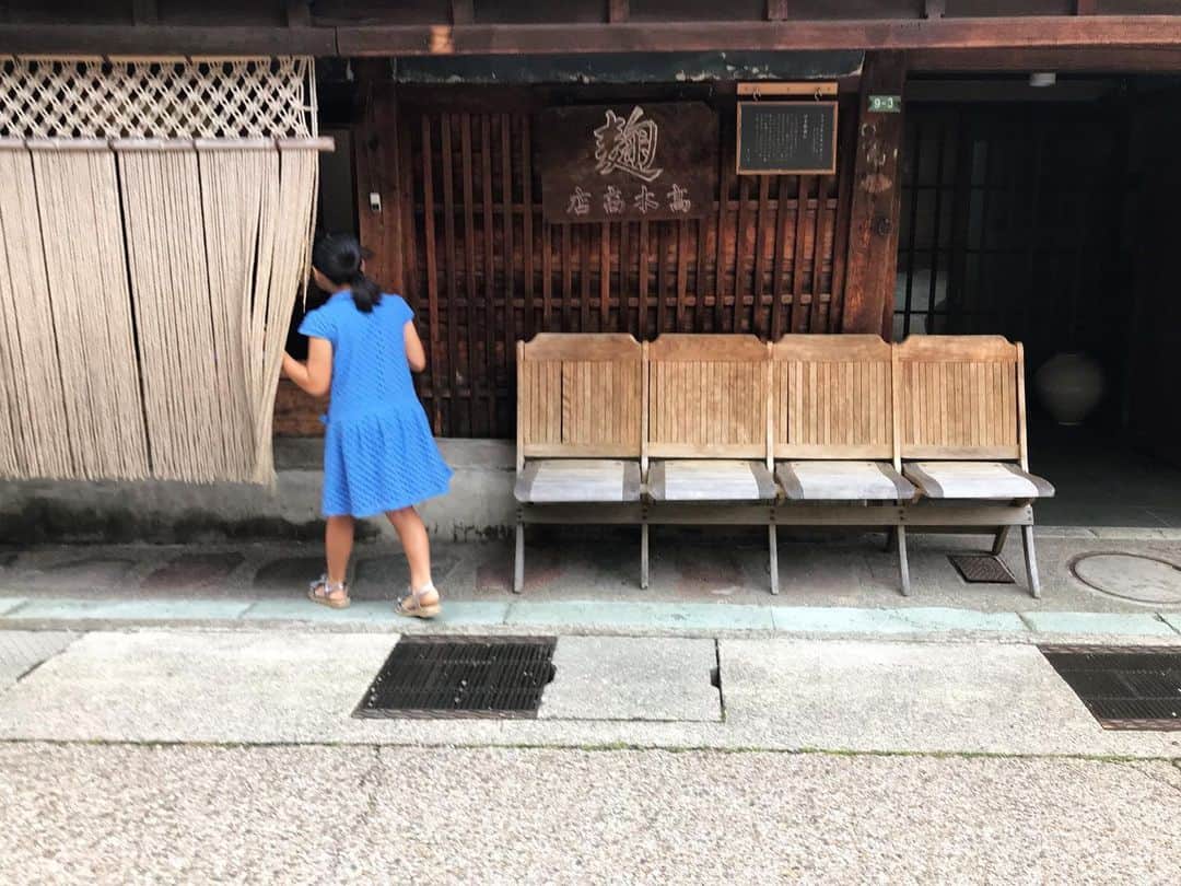 早坂香須子さんのインスタグラム写真 - (早坂香須子Instagram)「金沢の東茶屋街にある高木糀商店さんへ。  @megumi1818 ちゃんに教えてもらってから、金沢に来るといつも立ち寄る場所。  今日はお味噌と塩麹買いました。  生きている発酵食品。  早く食したい。 #発酵 #麹 #金沢」6月29日 18時18分 - kazukovalentine