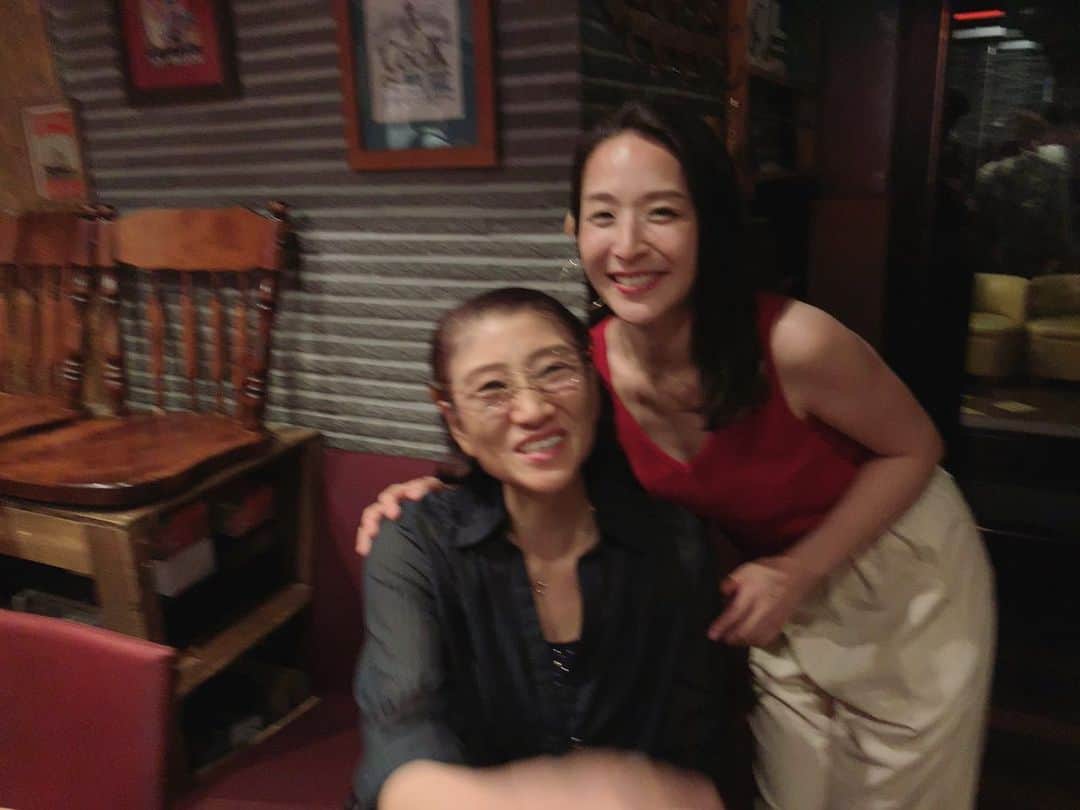 本間愛花さんのインスタグラム写真 - (本間愛花Instagram)「昨夜、 赤坂クローフィッシュさんでのライブ、 お越しくださった皆さま、 ありがとうございました🙏🏻❤️ . 赤坂だけに、赤いのを着て😆🎤…… . とっても楽しい夜でございました。 またここで、皆さまとお会いしたいです！ なんだかベラベラとたくさん しゃべってしまいましたが… またSNSに情報等アップしていきますので、 覗いてみてくださったら嬉しいです✨ . 本当に、ありがとうございました💓 . P.S. 昨日ご紹介したTシャツ、 また別で情報アップしますね〜😄 . #live #aikahonma #yachtbianco #akasaka #crawfish」6月29日 18時22分 - aikahonma