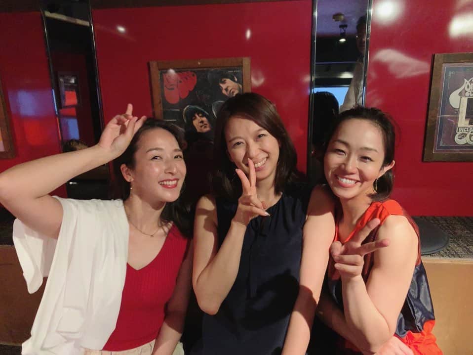 本間愛花さんのインスタグラム写真 - (本間愛花Instagram)「昨夜、 赤坂クローフィッシュさんでのライブ、 お越しくださった皆さま、 ありがとうございました🙏🏻❤️ . 赤坂だけに、赤いのを着て😆🎤…… . とっても楽しい夜でございました。 またここで、皆さまとお会いしたいです！ なんだかベラベラとたくさん しゃべってしまいましたが… またSNSに情報等アップしていきますので、 覗いてみてくださったら嬉しいです✨ . 本当に、ありがとうございました💓 . P.S. 昨日ご紹介したTシャツ、 また別で情報アップしますね〜😄 . #live #aikahonma #yachtbianco #akasaka #crawfish」6月29日 18時22分 - aikahonma