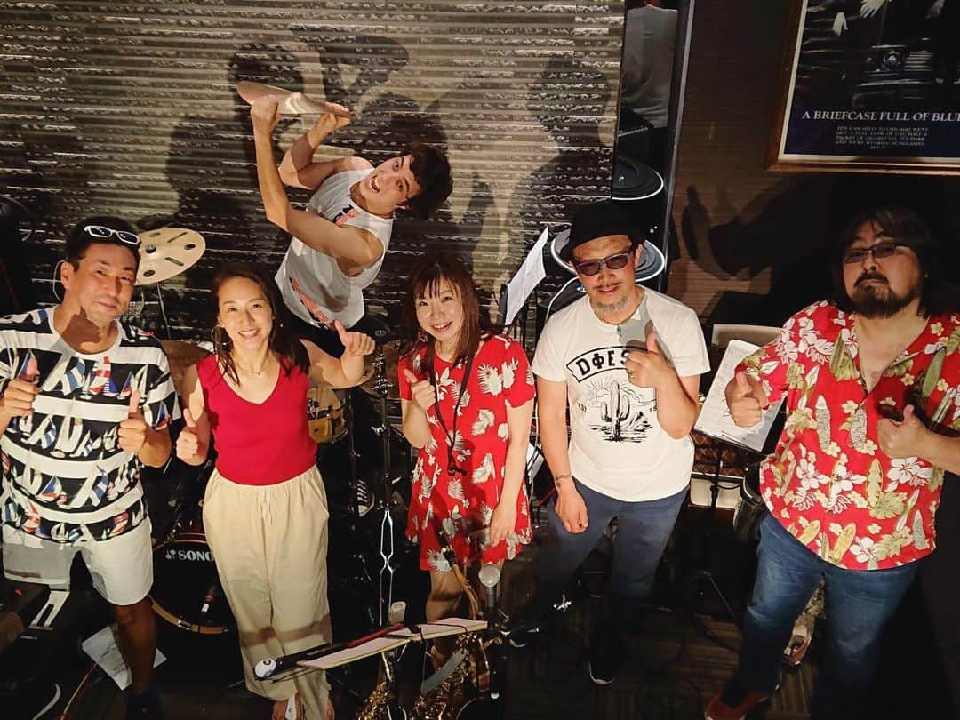 本間愛花さんのインスタグラム写真 - (本間愛花Instagram)「昨夜、 赤坂クローフィッシュさんでのライブ、 お越しくださった皆さま、 ありがとうございました🙏🏻❤️ . 赤坂だけに、赤いのを着て😆🎤…… . とっても楽しい夜でございました。 またここで、皆さまとお会いしたいです！ なんだかベラベラとたくさん しゃべってしまいましたが… またSNSに情報等アップしていきますので、 覗いてみてくださったら嬉しいです✨ . 本当に、ありがとうございました💓 . P.S. 昨日ご紹介したTシャツ、 また別で情報アップしますね〜😄 . #live #aikahonma #yachtbianco #akasaka #crawfish」6月29日 18時22分 - aikahonma
