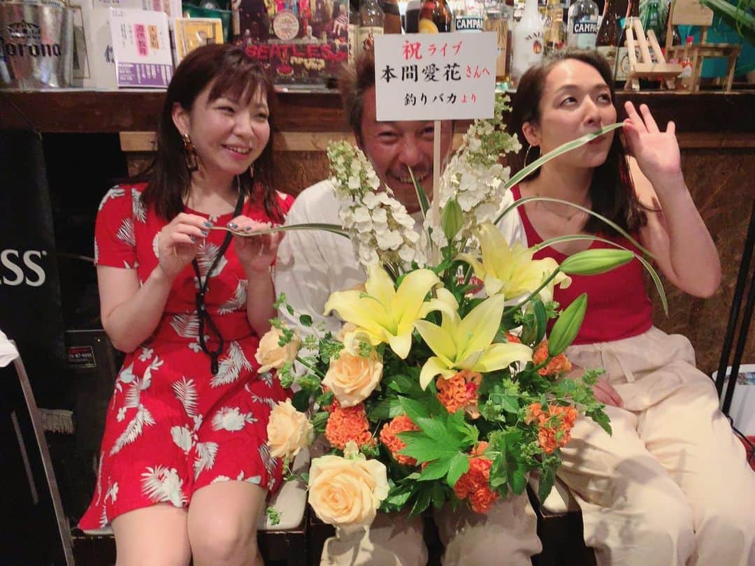 本間愛花さんのインスタグラム写真 - (本間愛花Instagram)「昨夜、 赤坂クローフィッシュさんでのライブ、 お越しくださった皆さま、 ありがとうございました🙏🏻❤️ . 赤坂だけに、赤いのを着て😆🎤…… . とっても楽しい夜でございました。 またここで、皆さまとお会いしたいです！ なんだかベラベラとたくさん しゃべってしまいましたが… またSNSに情報等アップしていきますので、 覗いてみてくださったら嬉しいです✨ . 本当に、ありがとうございました💓 . P.S. 昨日ご紹介したTシャツ、 また別で情報アップしますね〜😄 . #live #aikahonma #yachtbianco #akasaka #crawfish」6月29日 18時22分 - aikahonma