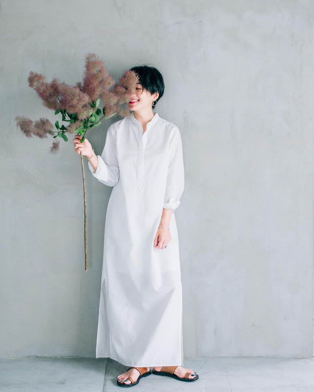 のインスタグラム：「miyako takayama × oblekt ※再販のお知らせ お待たせいたしました！完売し、お問い合わせ多数いただいておりました、ロングシャツワンピースの再入荷が決定いたしました。 7/1(月)18:00〜オフィシャルオンラインサイトにて 追加も数に限りがございますので、気になる方はお早めにお求めください。 __________________  モデル 高山都さん @miyare38 と oblekt のスペシャルコラボレーション。デザインはもちろん、シルエットや生地・ボタンなど、都さんのセンスとこだわりが詰まった、全5型 11アイテムです。 __________________ ロングシャツOP （OB19SS-TM-02） ロング＆リーンのシルエットがマニッシュな印象のロングシャツワンピース。裾には深めのスリットがアクセントになっています。素材は環境に優しい再生ポリエステルの原料でお作りしています。少しハリ感のあるナチュラルな風合いで、涼やかな夏のスタイルにぴったりの1枚です。お手入れもし易い素材となっております。 __________________ #oblekt #miyakotakayama #collaboration #lifestyle #tokyo #japan」