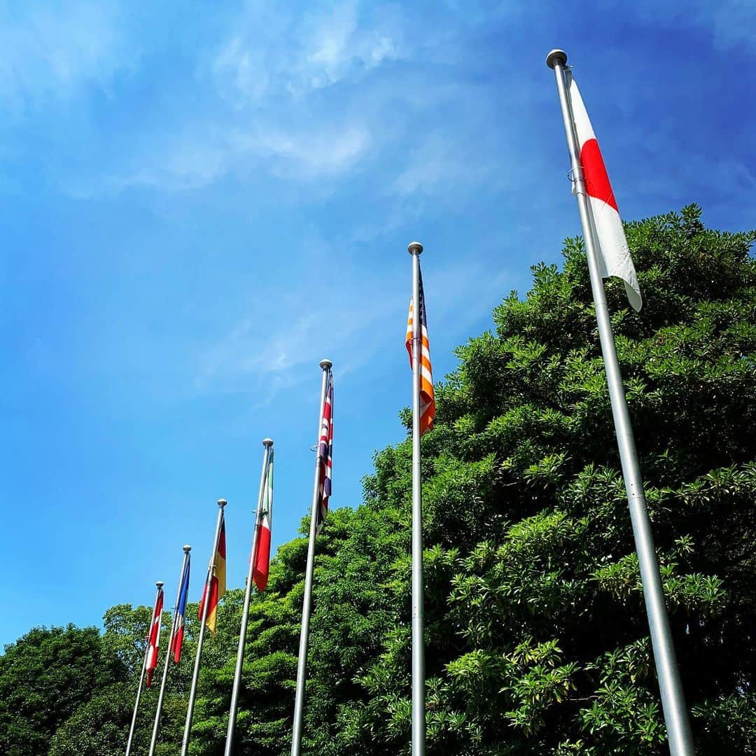 雅-MIYAVI-さんのインスタグラム写真 - (雅-MIYAVI-Instagram)「#G20 held in Osaka, Japan. Although there are lots of individual issues for every country, hope all the world leaders and countries can cooperate and walk together so that we can find solutions for global scale issues such as environmental pollution, fundamental problems of refugee crisis for a sustainable world in 50, 100 years later as humans living on one small planet. 🌍🌏🌎🙏🏻 G２０サミットが大阪で開催されました。各国ともに自国のため譲れない部分もあると思いますが、５０年後、１００年後の持続可能な地球、社会の仕組みづくりに向けて、環境汚染の改善や難民増加の根本的な解決など、地球規模の課題に各国ともに大きな視点を持って協力しながら🤝政策を進めていって欲しい、とマジで願います。 #SDGs #StepWithRefugees」6月29日 18時26分 - miyavi_ishihara