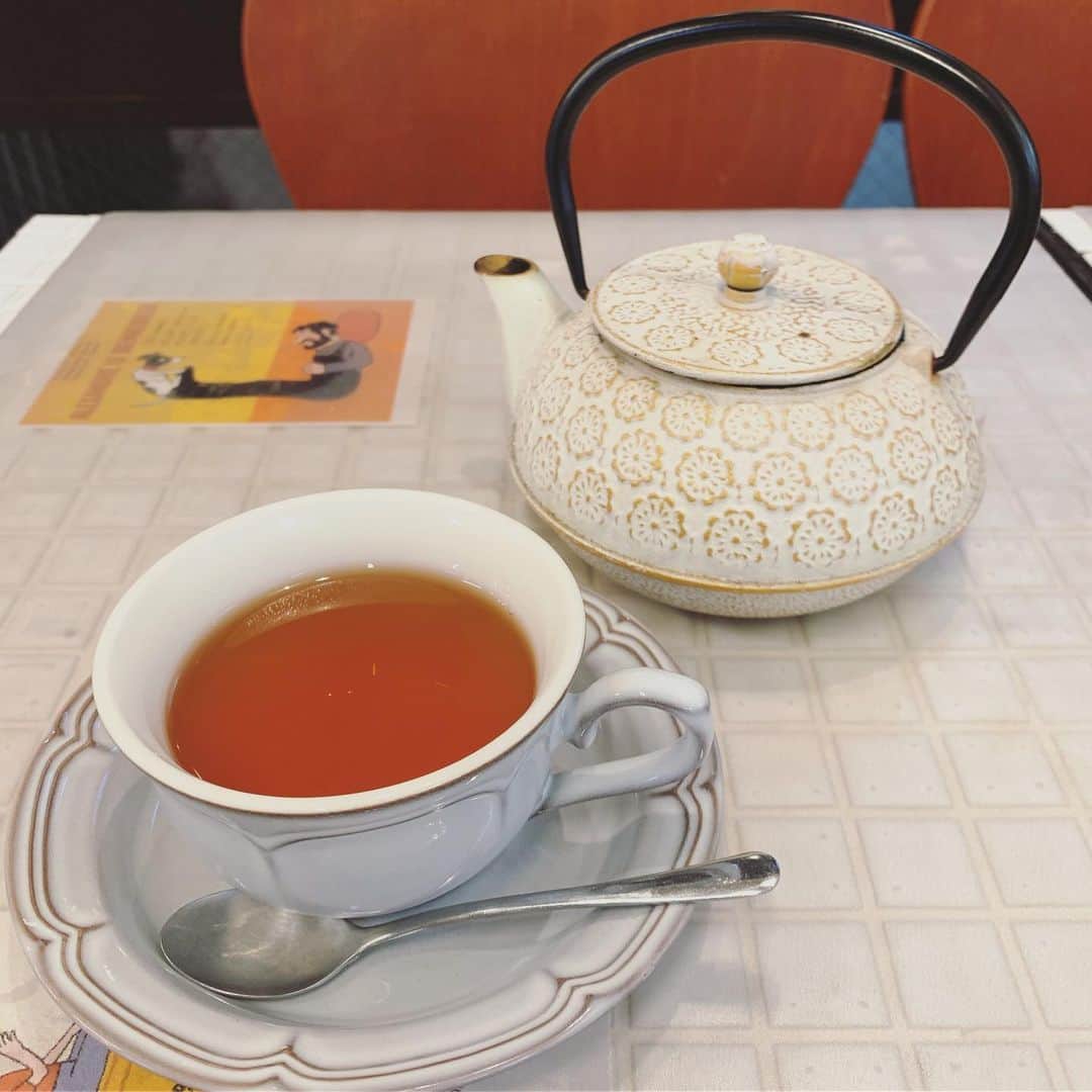 井上和香さんのインスタグラム写真 - (井上和香Instagram)「今日はどこもお出かけできなかったので、娘のリクエストでケーキを食べに来ました✨  安定のいちごのショートケーキ🍰 満面の笑みで少しずつ大切に食べているの見たら、 『一口ちょうだい』って言いづらいのでやめておきました😅  寒いから温かい紅茶が美味しい💕 . #いちごショートケーキ #親子で大好き #お皿についた生クリームを少し舐めました #やっぱり一口貰えばよかった #ケーキを見るたび #もうすぐ4歳だからプレゼントよろしくね #と言われます #プレゼント考えなきゃ笑」6月29日 18時28分 - inoue_waka