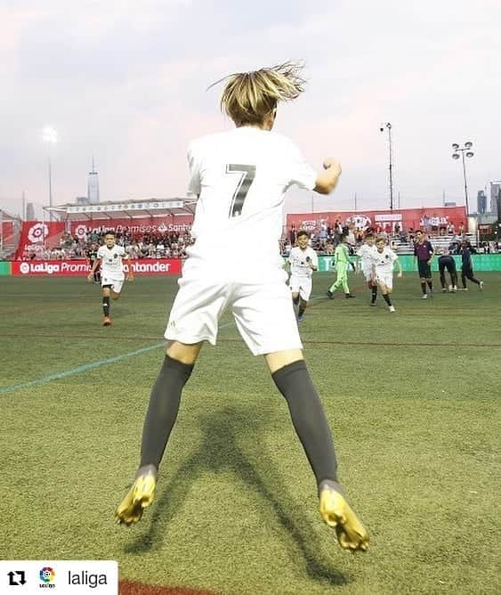 バレンシアCFさんのインスタグラム写真 - (バレンシアCFInstagram)「A little BAT! 🦇 . #LaLiga #LaLigaSantander #LaLigaPromises #Valencia #Football」6月29日 18時41分 - valenciacf