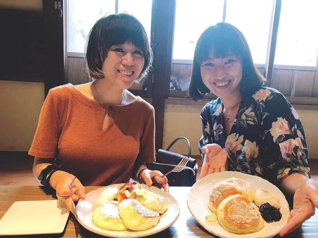 早坂香須子さんのインスタグラム写真 - (早坂香須子Instagram)「今朝はネロリラボタニカスタッフと合流し、多聞でパンケーキ朝ごはんを。  金沢で美味しい物が食べられる幸せを享受していたら、丸顔化が止まらず、小顔マッサージが追いつきません。  #金沢 #多聞 #私と金沢のご縁はここから始まりました @megumi1818 ちゃん #ありがとう😊 #パンケーキ #とりあえず#五行茶#のんで#水分排出」6月29日 18時43分 - kazukovalentine