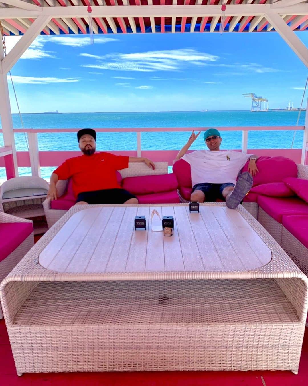 のインスタグラム：「本日LIVEは20:30から🔥 その後のアフターでDJもします しかし沖縄って最&高ですね🥺 いょぉ . . . #fncy #zenlarock #groovemanspot」
