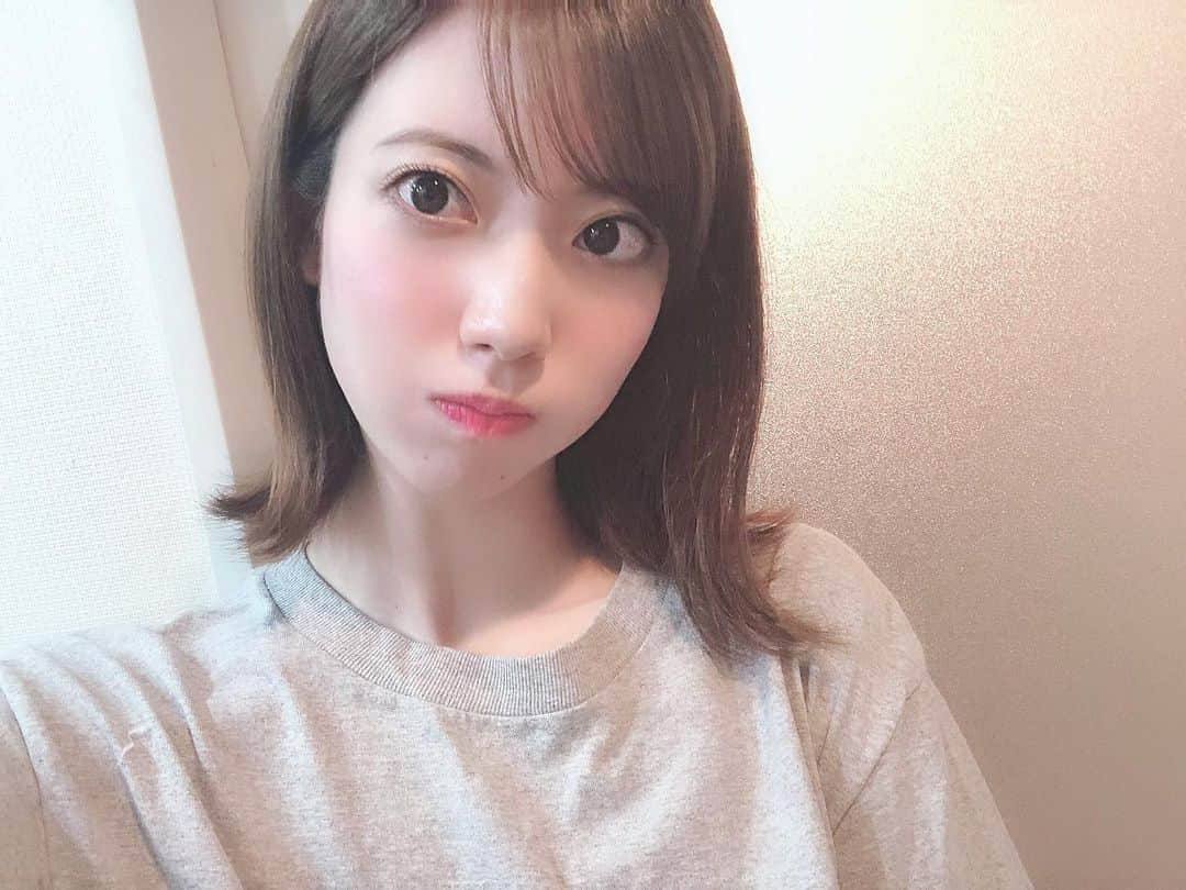 西川七海のインスタグラム：「💫 雨ばかりで嫌になる〜〜女子力のかけらもない部屋着を着ている最近。 . . #やっと今の写真 #部屋着は大きいTシャツをワンピ代わりにする派 #外ハネボブ #外ハネミディアム #どっちだろう、、」