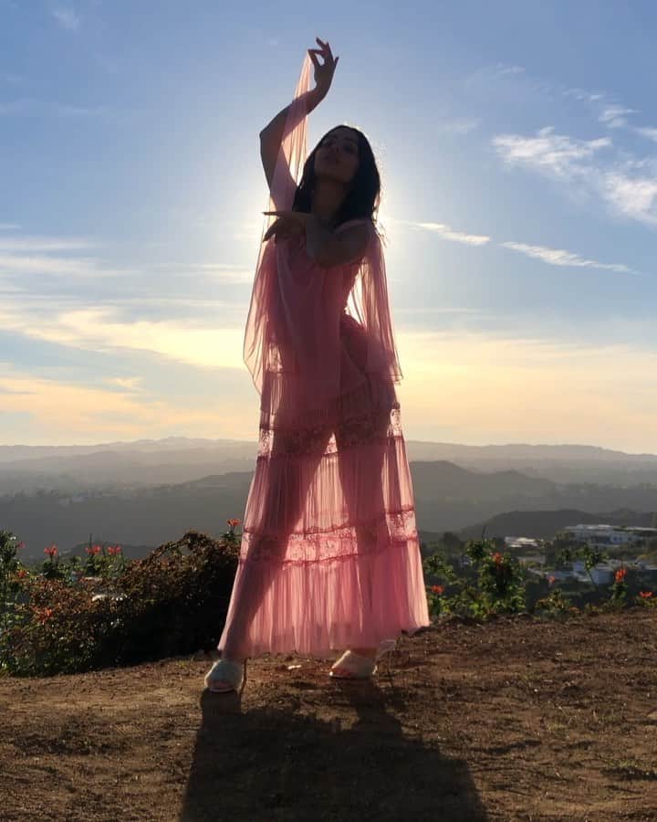 JO BAKERのインスタグラム：「A L E X A • D E M I 🇺🇸 &  M A U D E • A P A T O W 🇺🇸 Sweet birdies... twirling and swirling.... at sunset! Bts by me on set of  @portermagazine #alexademie #maudeapatow how u feel when your skin is clean and pretty!! #weledapartner #skinfood」