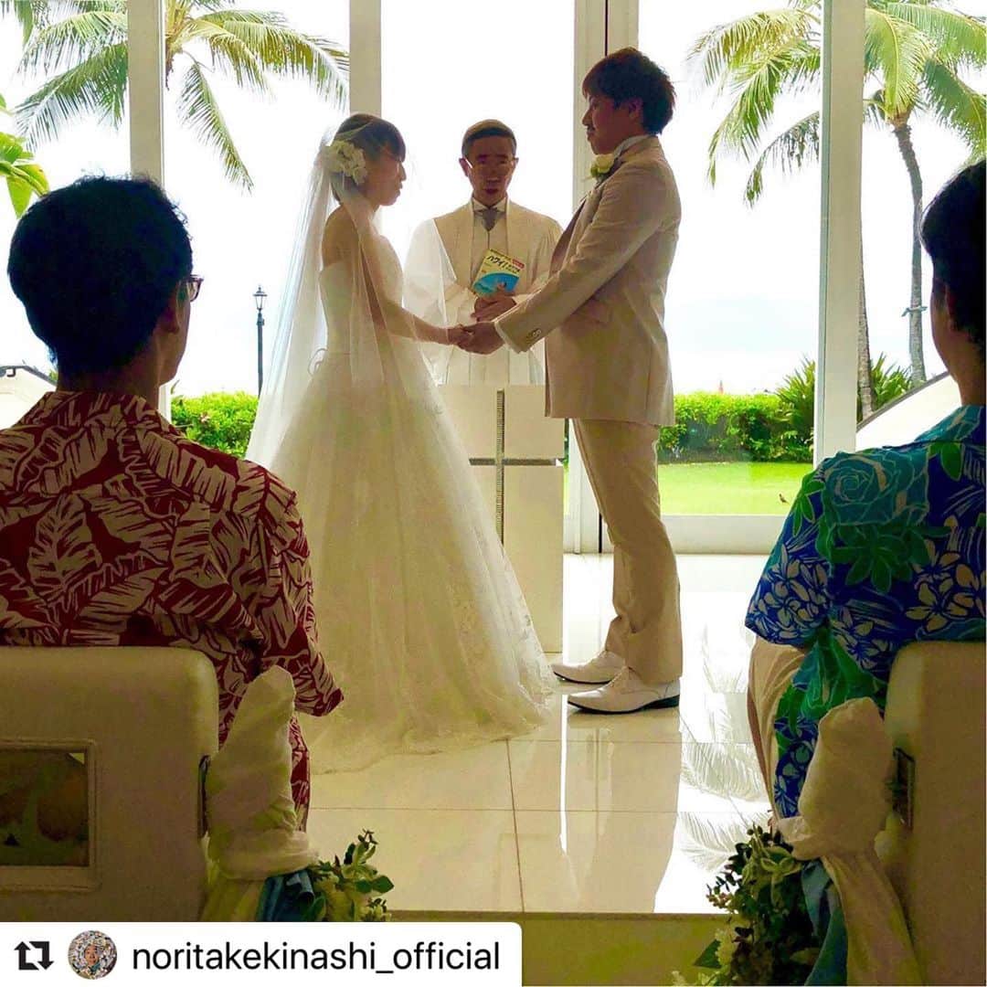 ARLUIS WEDDINGさんのインスタグラム写真 - (ARLUIS WEDDINGInstagram)「@noritakekinashi_official さんの お仕事シリーズの撮影で  #モアナチャペル が！ ありがとうございます！！ . . .  #Repost @noritakekinashi_official ・・・ こちらハワイは毎日結婚式で大忙しです！ 日本人だけで年間２万組以上が式を挙げられます。 夫婦にとって大切な事をお教えします。 毒蝮さんの本を読むことです！ 沢山の友達と助け合いながら、少々の下ネタで笑いましょう。 楽しい夫婦生活、アロハな人生を！  LOVE & ALOHA!! . . . . #アールイズウェディング  #アールイズウエディング #arluiswedding . #モアナチャペル  #moanachapel  #themoanachapel  #resortwedding  #beachwedding  #モアナサーフライダー  #海外ウェディング  #リゾートウエディング  #ハワイウエディング  #ハワイ挙式 #ワイキキウェディング #waikikiwedding . #Hawaii #ハワイ #ハワイホテル #ハワイ旅行 #hawaiitrip  #ホテルステイ .」6月29日 18時47分 - arluiswedding