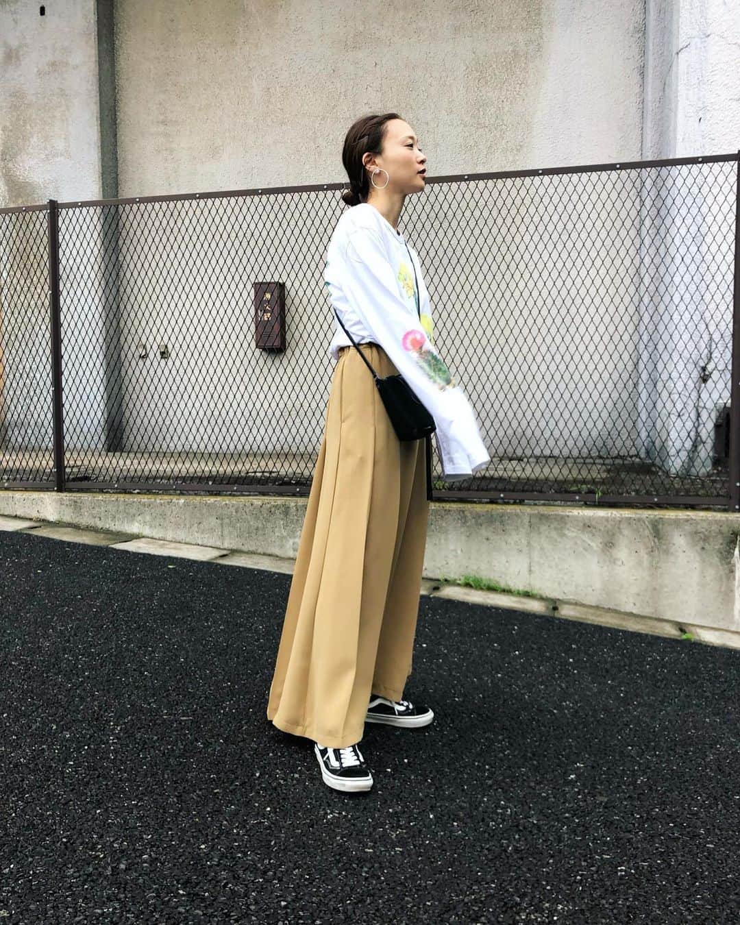 野尻美穂のインスタグラム：「久しぶりのオールドスクール👟 雨降ってもし汚れても洗えるしシワにならないこのスカート優秀😚💕 #顎肉なくしたい🤮 #mihonano #biancachandon  #vans #JILSANDER」