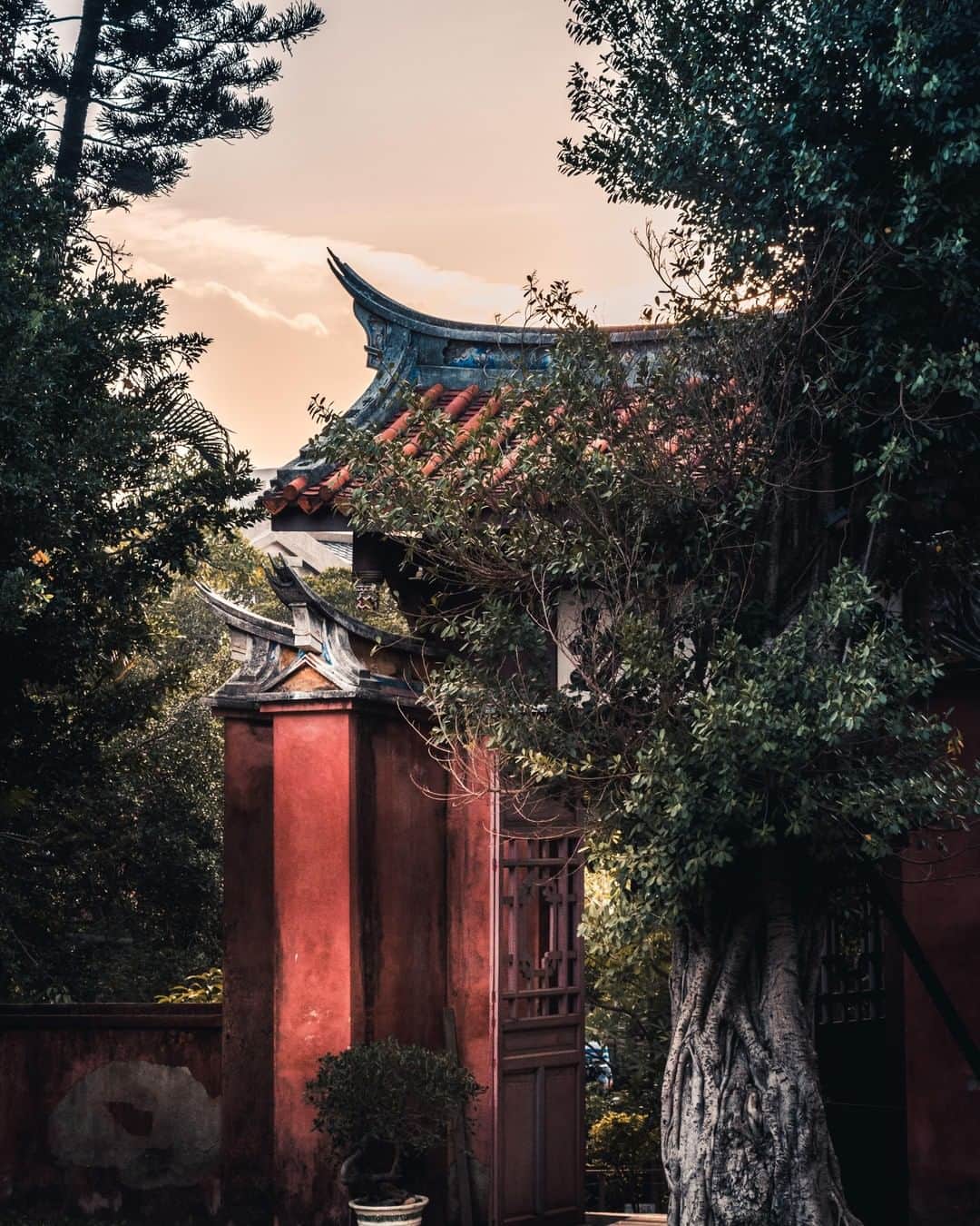 Lonely Planetさんのインスタグラム写真 - (Lonely PlanetInstagram)「'We’re now at the Confucius Temple of Tainan, #Taiwan, built in 1665 shortly after the Dutch East India Company was removed from the island. Taiwan’s history is a fascinating back and forth of invasions from the Dutch, Spanish, Japanese, and Chinese.' – @pr4w -- Tap our bio link for more info on visiting Taiwan!」6月29日 19時00分 - lonelyplanet