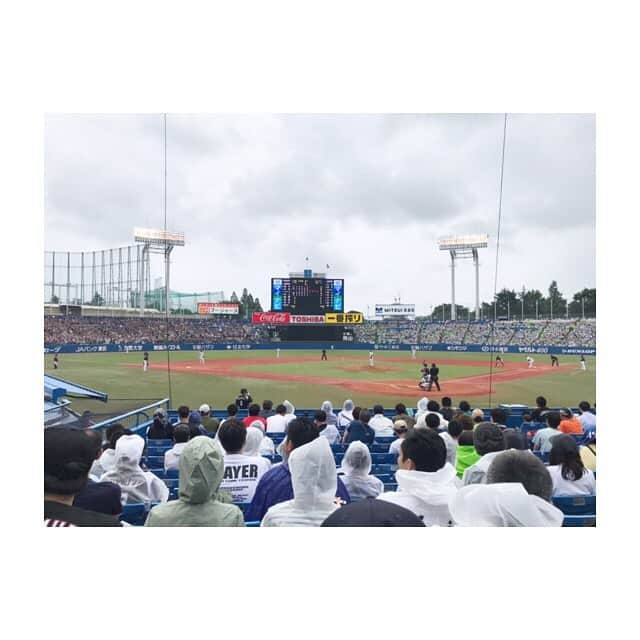 川口智美のインスタグラム：「先日、観に行った  #東京ヤクルトスワローズ vs #千葉ロッテマリーンズ の試合⚾️ #交流戦 はセ・パ 各リーグ戦では普段観られないレアな対戦が醍醐味 ですよね〜！ どしゃ降りで #レインコート を 着ながらの観戦となりました🌂w  次は青空の下、観戦したい😊🌈 #プロ野球 #ヤクルト #マリーンズ #ロッテ #神宮 #プロ野球観戦 #スポーツ好き #野球女子 #スポーツ #バックネット裏 #スポーツキャスター #npb #yakultswallows #marines #baseball」
