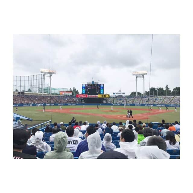 川口智美さんのインスタグラム写真 - (川口智美Instagram)「先日、観に行った  #東京ヤクルトスワローズ vs #千葉ロッテマリーンズ の試合⚾️ #交流戦 はセ・パ 各リーグ戦では普段観られないレアな対戦が醍醐味 ですよね〜！ どしゃ降りで #レインコート を 着ながらの観戦となりました🌂w  次は青空の下、観戦したい😊🌈 #プロ野球 #ヤクルト #マリーンズ #ロッテ #神宮 #プロ野球観戦 #スポーツ好き #野球女子 #スポーツ #バックネット裏 #スポーツキャスター #npb #yakultswallows #marines #baseball」6月29日 18時52分 - horipro_satomikawaguchi