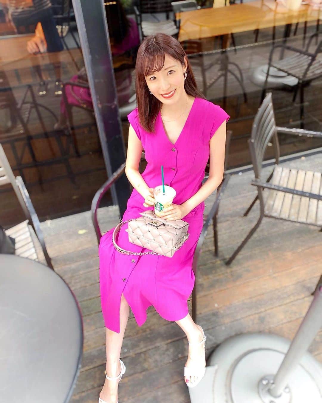 小林真由のインスタグラム：「⋆﻿﻿ ⋆﻿﻿ 梅雨晴れの日🌂﻿✨﻿ テラスが気持ち良かった♡﻿﻿ ついピンク〜紫にかけての色味が多くなってしまう..🍑﻿﻿ one-piece: #frayid﻿﻿ sandal: #prada﻿﻿ bag: #maisonvalentino﻿﻿ pierce: #naturalijewelry ﻿﻿ ﻿ 少し前に @inamochinaoki さんに﻿﻿ ヘアカラーしてもらいました。﻿﻿ ピンクの入ったアッシュが今のお気に入り🌻﻿﻿ 太陽にあたると更に艶が出て綺麗なんだ〜﻿ ﻿﻿ まつ毛パーマは今月も﻿ @acote_aoyama へ✨﻿﻿ この1時間の睡眠がどれだけ気持ち良いか..😂笑﻿﻿ 本当に綺麗に上がるのでオススメのサロンです💛🧡﻿﻿ ﻿﻿ #ワンピース #コーデ #ママコーデ #コーディネート #夏服 #フレイアイディー  #プラダ #バレンティノ #美容院 #ローネス #ヘアカラー #銀座 #まつ毛パーマ #アコテ #スタバ #スターバックス  #eyelash #coordinate #fashion #onepiece #hairsalon #loness」