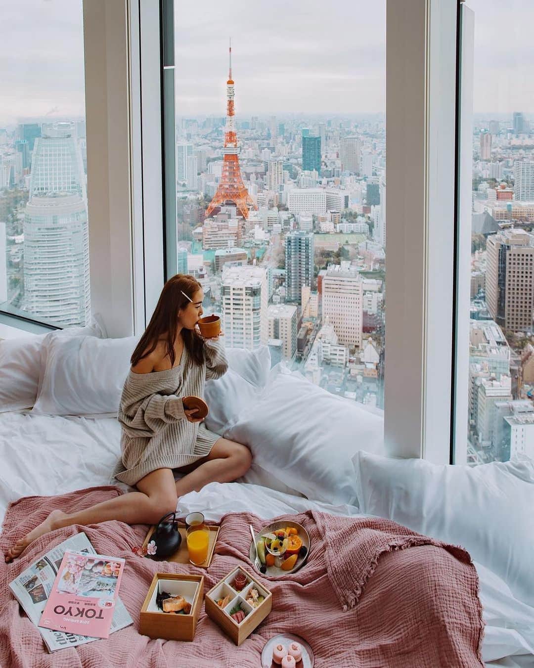 Andaz Tokyo アンダーズ 東京さんのインスタグラム写真 - (Andaz Tokyo アンダーズ 東京Instagram)「It’s the weekend! Enjoy that extra coffee - or #misosoup 😋 in bed. . 📸 Special thanks to @samishome @veeceecheng」6月29日 19時08分 - andaztokyo
