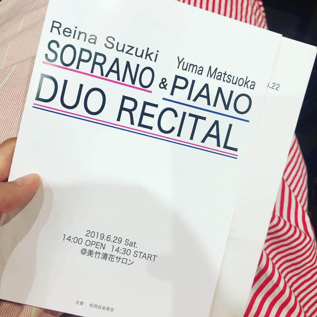 澤山璃奈さんのインスタグラム写真 - (澤山璃奈Instagram)「🎶 幼馴染でピアニストの松岡優明 @matsuokayuma_official と、 ソプラノ歌手の鈴木玲奈さん @reinetta28 のリサイタルに行ってきました🎹❤️ 3人とも88年生同じ歳❤︎❤︎❤︎ 優明は小学校1年生からの一番仲良い同級生で、 その頃から優明はピアノ🎹 璃奈はスケート⛸ でお互いプロ目指して頑張ろうね！！ って毎日の練習を励まし合っていたいた仲🤝✨ だから、お互いあの頃の夢を叶えて優明の演奏を見れた事がすごく感慨深くて…😢💕 そんな想いと素晴らしい演奏、 とっても感動しました👏🥺🎹❤️ 玲奈さんの綺麗な歌声と個性的な演出とのコラボもすごく素敵で、 びっくりするほど時間があっという間に感じました…🙏✨ 同じく同級生でバイオリニストの友達も来ていて🎻、 ちょっと懐かしい話しも…🎒 いつか同級生 ピアノ🎹×バイオリン🎻×スケート⛸ でコラボしたいなぁ🙏💫🎵 #松岡優明 #鈴木玲奈 #piano #soprano #ピアノ #ソプラノ #figureskating #フィギュアスケート #88年生まれ」6月29日 19時01分 - rinasawayama