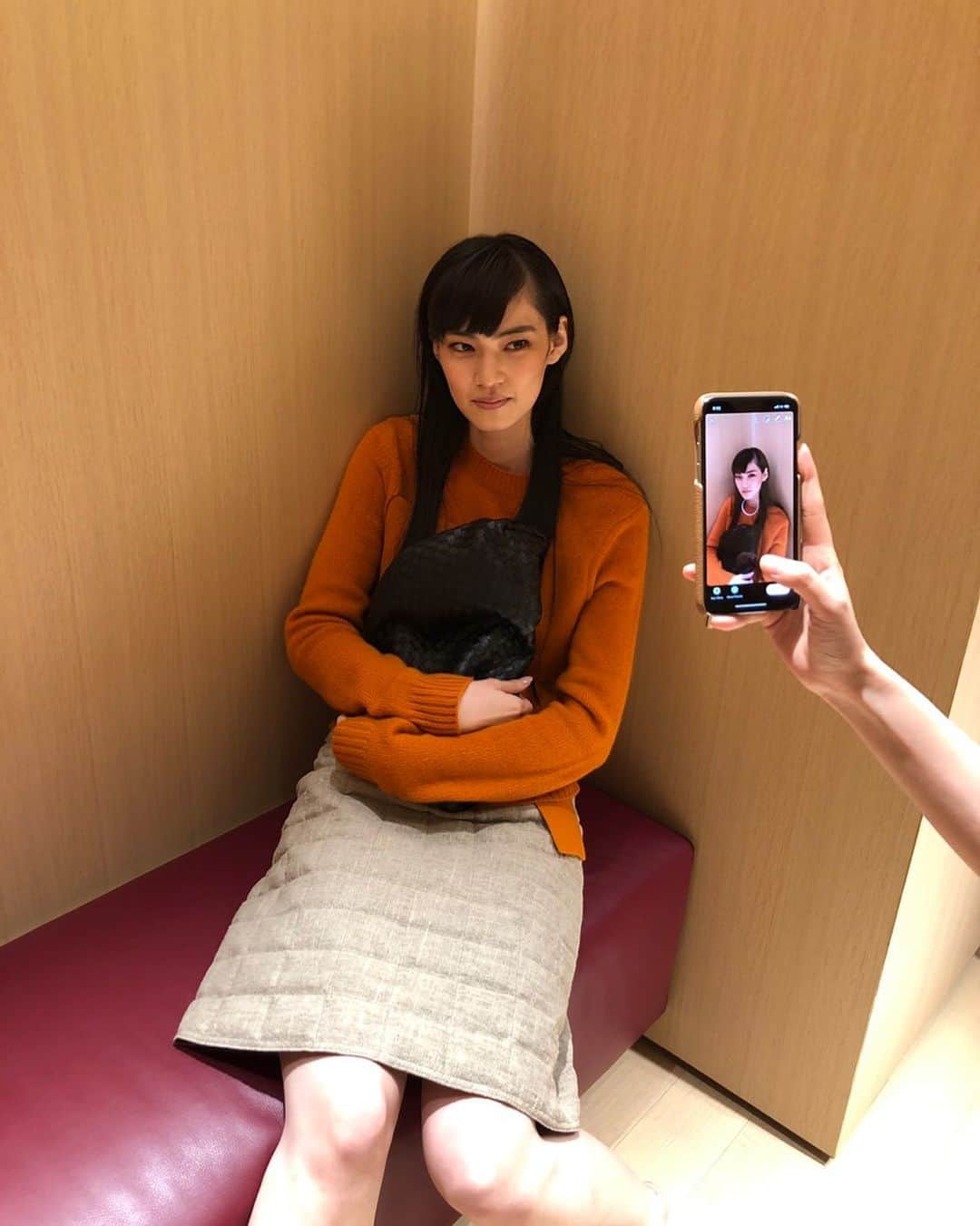 江原美希のインスタグラム：「イベントの時のフィッティングルームにて😜 サボってませんが、サボっている風〜😗😗😗」