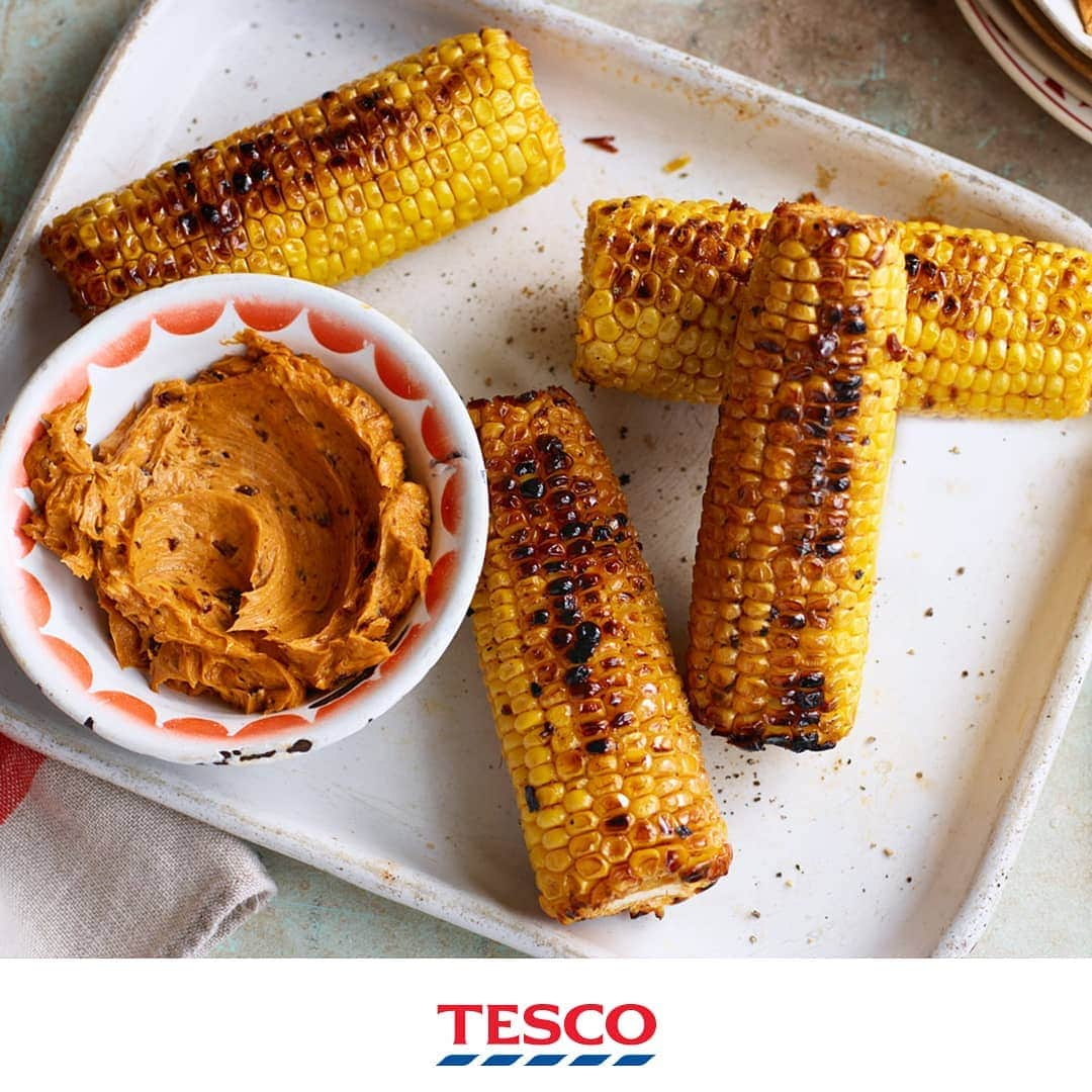 Tesco Food Officialさんのインスタグラム写真 - (Tesco Food OfficialInstagram)「It’s not quite a BBQ without that foil-wrapped, slightly charred corn on the cob. Fire up the grill this weekend and get creative with our simple, 3-ingredient chipotle-buttered corn - the perfect #MeatFree option.  Ingredients. 80g butter, softened 2 tbsp chipotle chilli paste 4 corn on the cob  Method. Add 80g softened butter and 2 tbsp chipotle chilli paste to a small bowl, then mash and mix together until combined. Cut 4 large squares of foil and place a corn on the cob in the centre of each. Brush or spread most of the chipotle butter over the corn (reserving some to serve), then wrap up each piece in the foil, twisting the ends (like a cracker) to secure. Place the foil parcels on the grill of a preheated barbecue and cook for 35-40 mins, turning occasionally, until tender. Carefully unwrap the foil parcels. Brush with the reserved butter and serve hot, with napkins for buttery fingers! our simple, 3-ingredient chipotle-buttered corn - the perfect #MeatFree option.」6月29日 19時05分 - tescofood